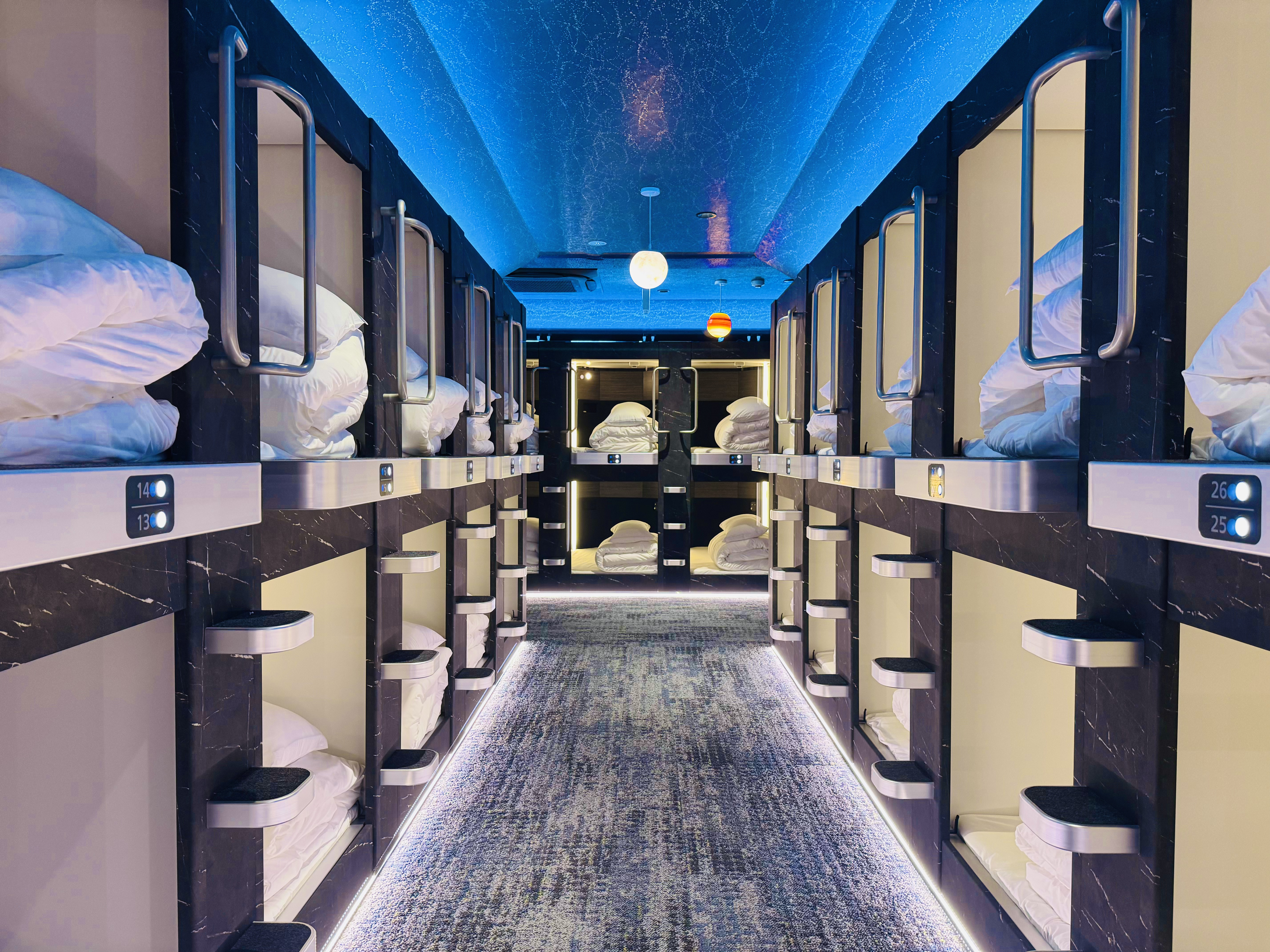 男女共用エリアのベッドルームの写真です