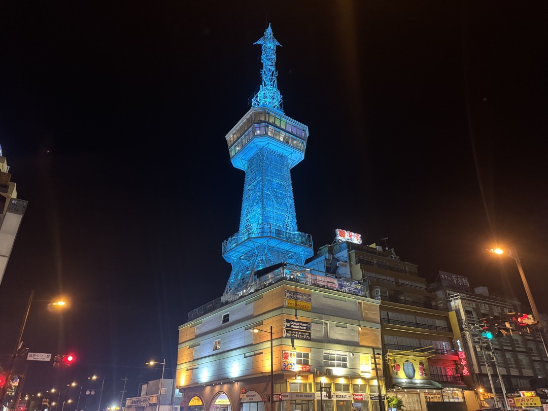 ホテル外観です。３階にカプセルホステルのフロントがございます。