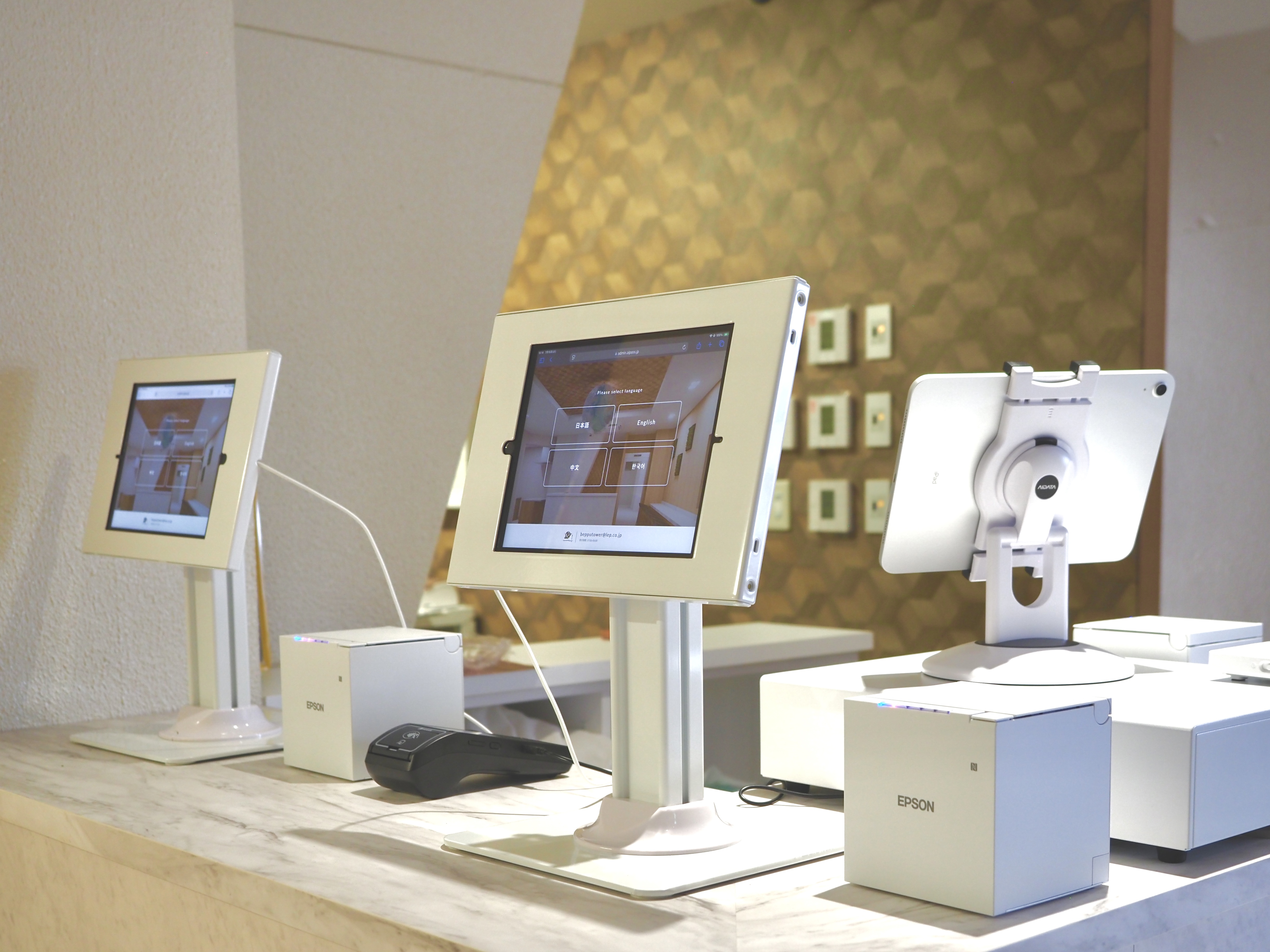 ３階フロントです。フロントタブレットからチェックインをします。