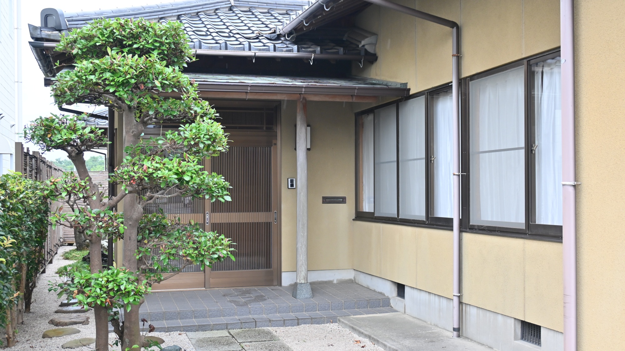 【外観】玄関はこちらから。チェックインの受付も屋内で行っております。