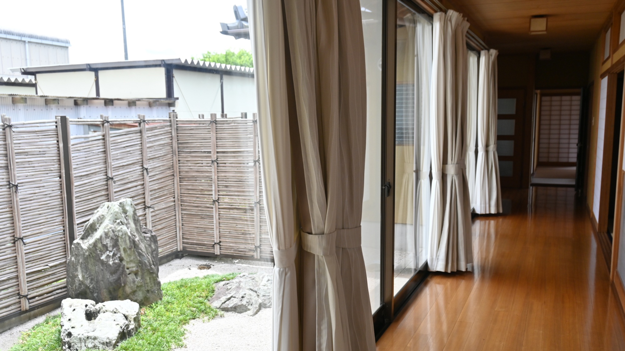 【館内】細長い廊下の先にはゆったり広めのダイニングが。この造りが『うなぎのねどこ』の由来です。