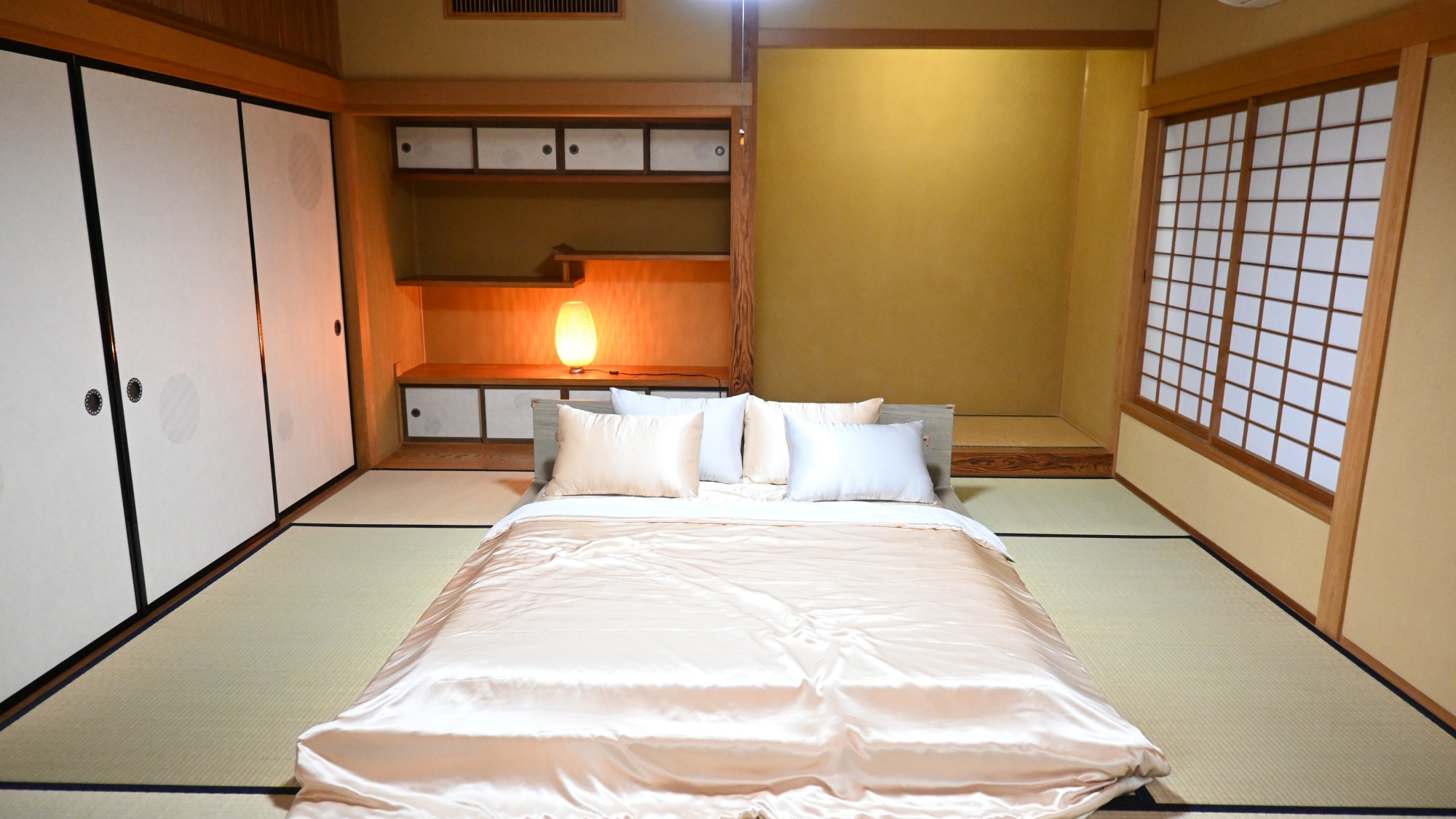 【客室】日本家屋に現代のセンスも取り入れた純和室の8畳。お布団はあらかじめ敷かせていただきます。