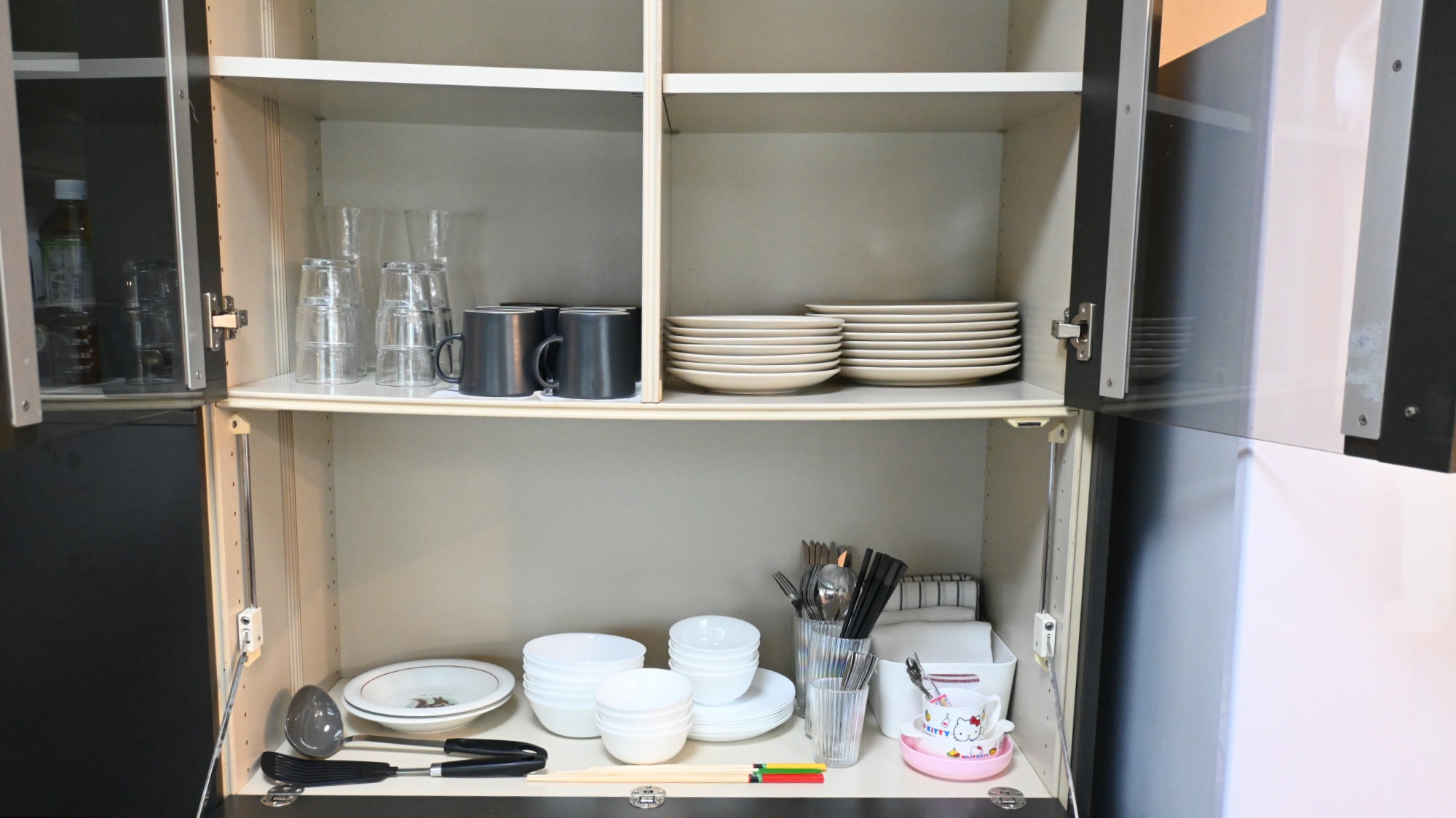 【キッチン】お皿やコップなど、基本的な食器もご用意しております。
