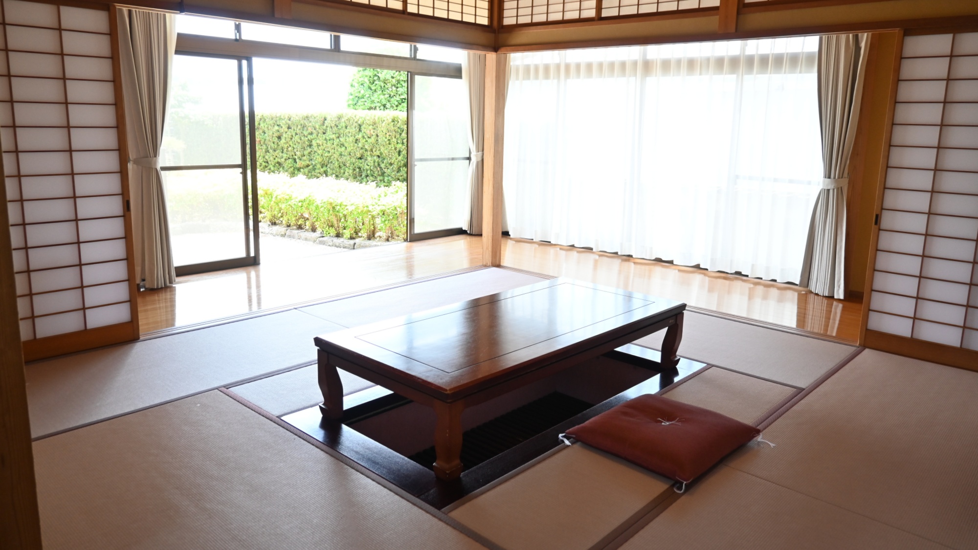 【居間】敢えてテレビを置いていない当館。大事な人との会話や、大事な作業への集中にオススメです。