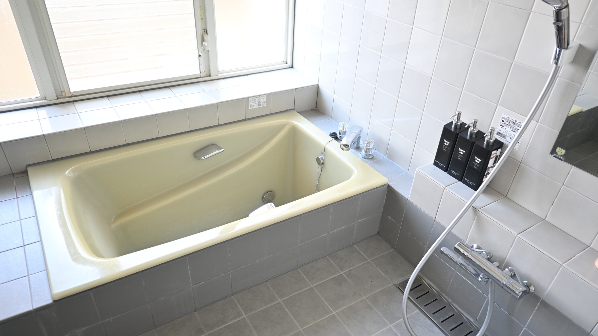 【浴室】ゆったりおくつろぎいただけるシャワースペースと浴槽です。旅の疲れを癒してください。