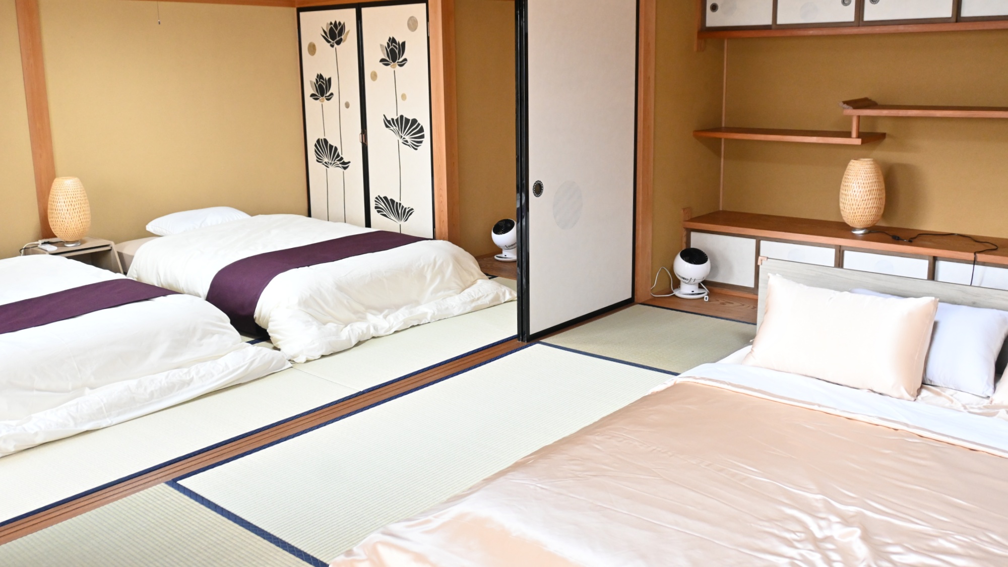 【客室】和室6畳のお部屋&times;2。ふすまを開けて他の部屋の皆さんとお喋りしたり、思い思いの夜をどうぞ。