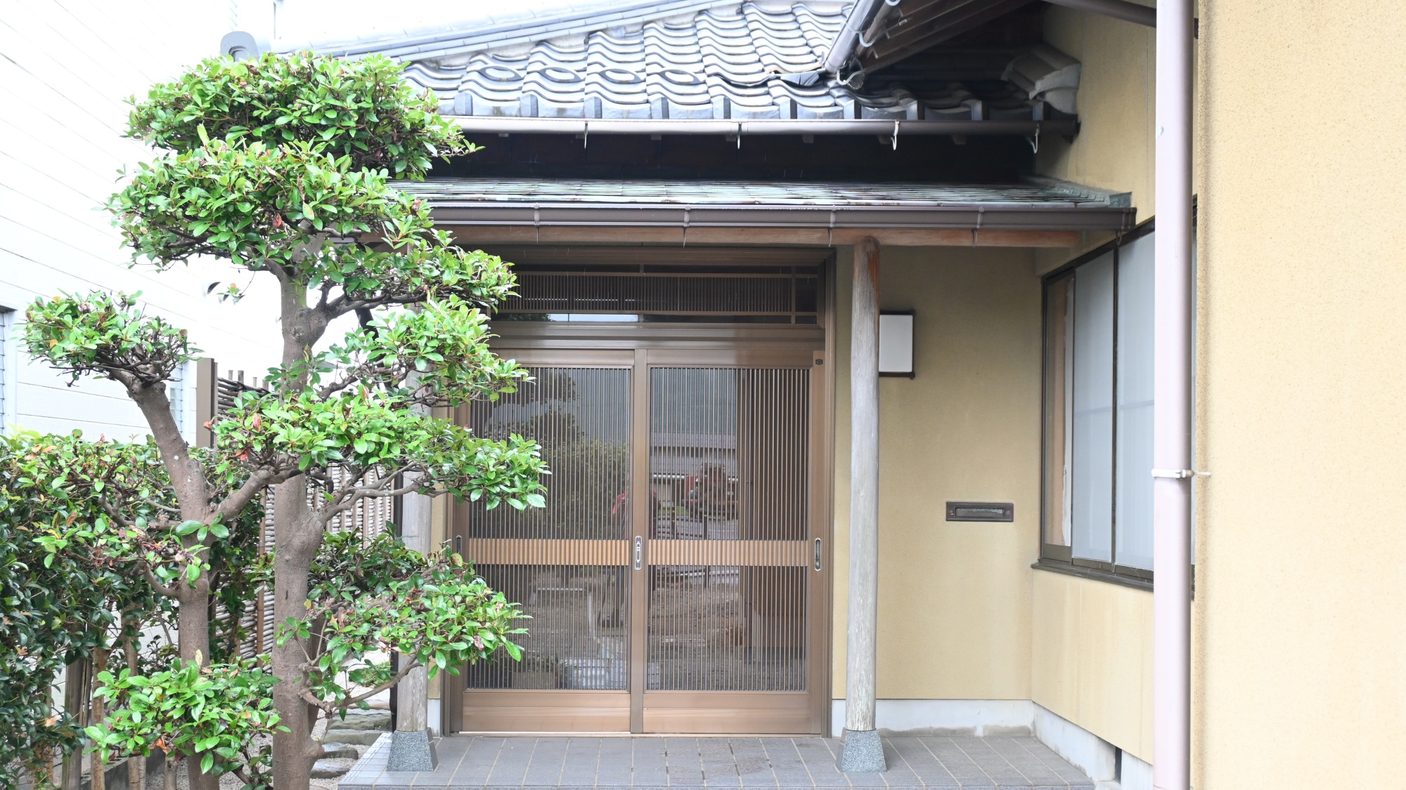 【外観】玄関はこちらから。おうちに帰ってきたような感覚でお入りください。