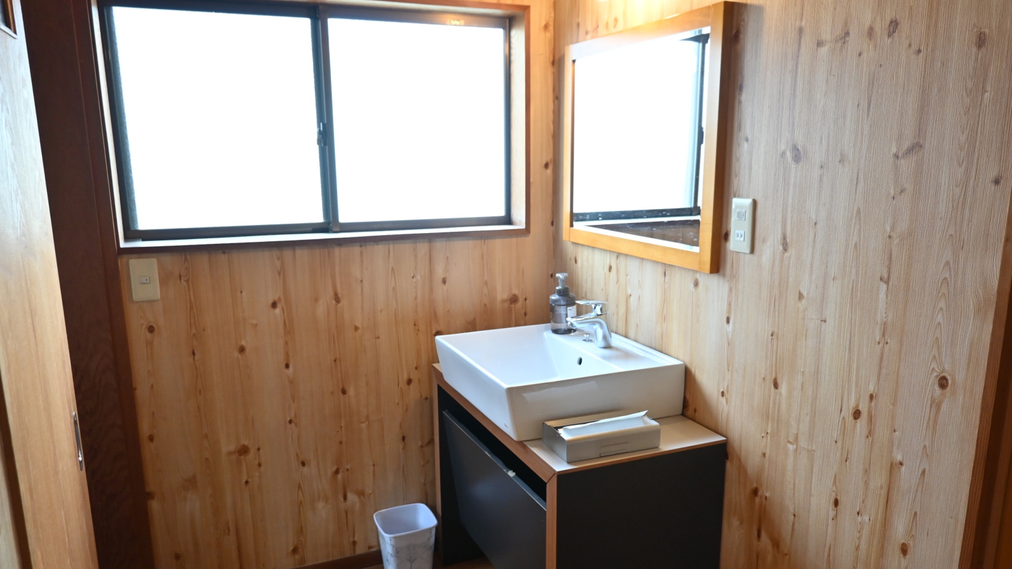 【館内】身支度やお手洗いはこちらの洗面所で。木の香りで爽やかな朝をお迎えください。