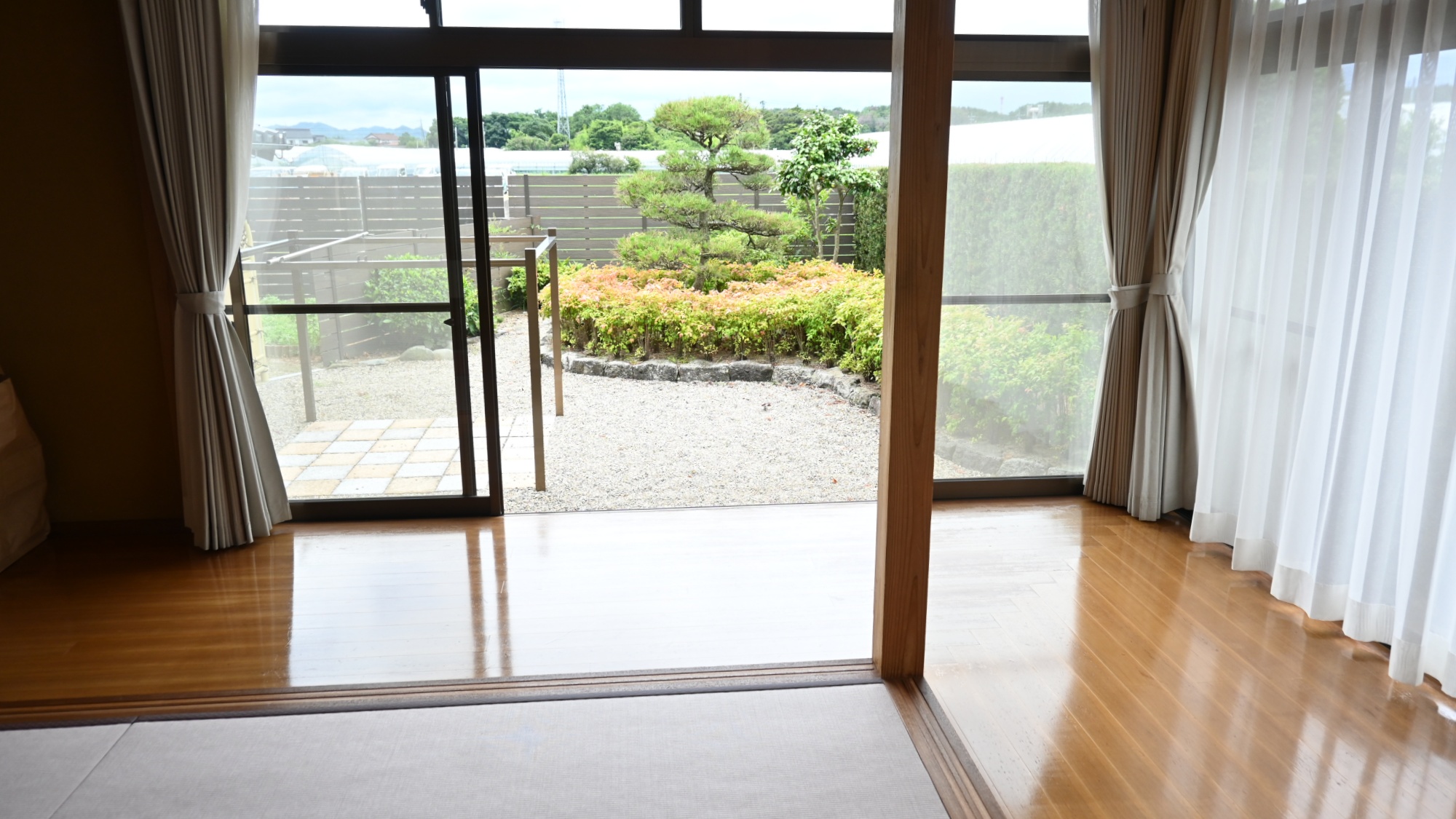 【居間】畳の上から、縁側から、お好きな場所で広々とした日本庭園を眺められる造りとなっております。