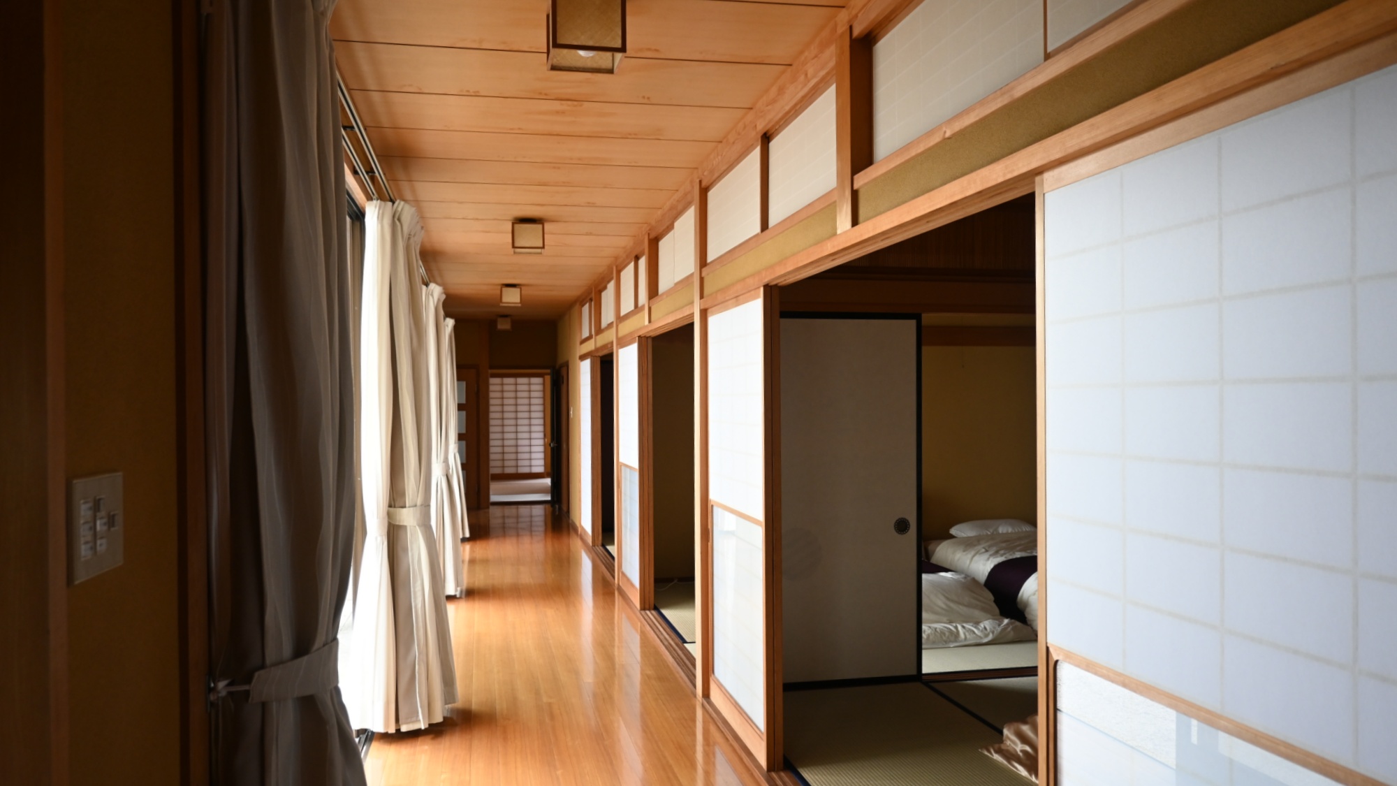【館内】ご就寝していただく客室は三部屋ご用意。手前の二部屋は襖で仕切られています。
