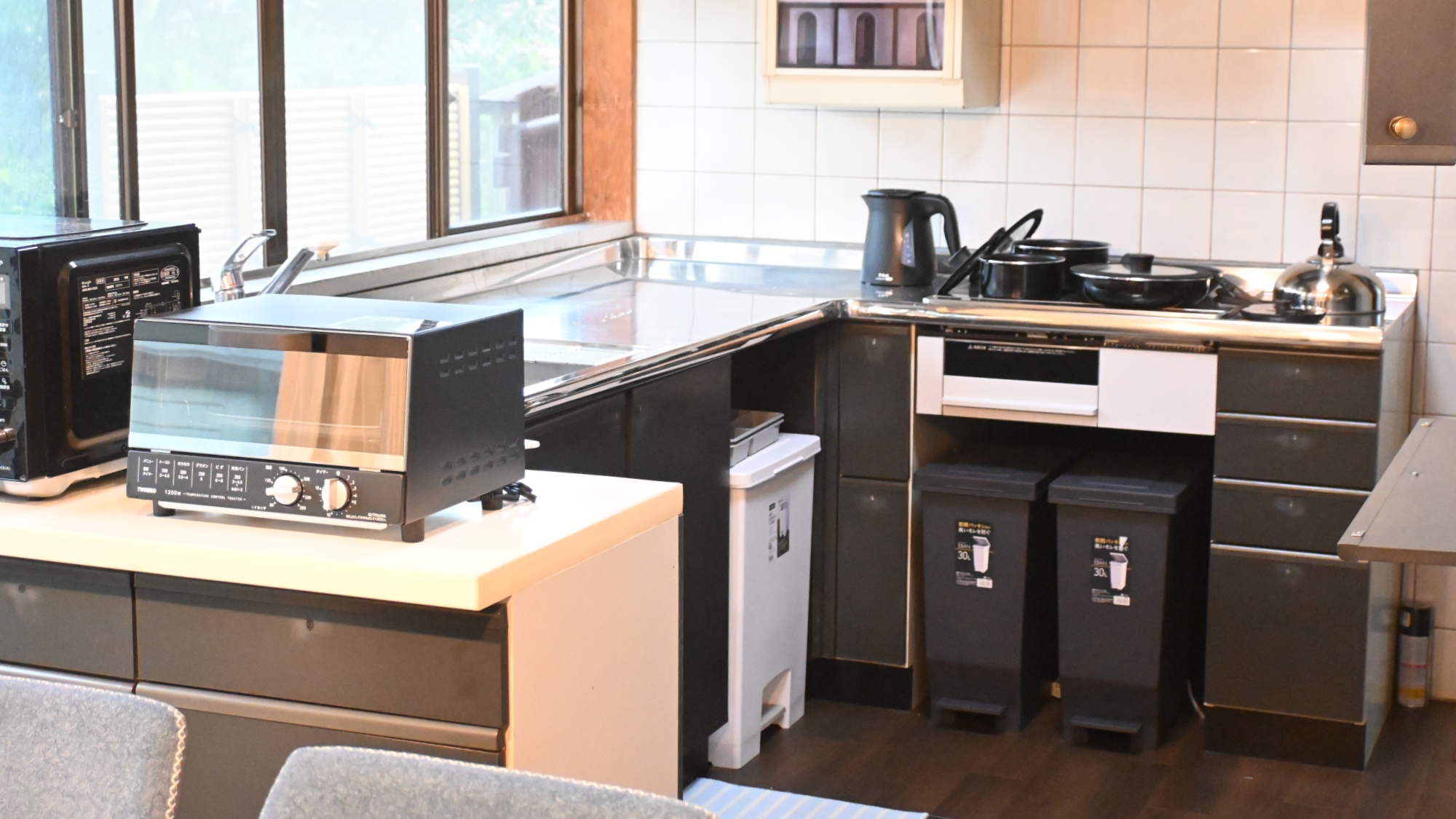 【キッチン】広々としたキッチンスペース。おうちでは作りづらいお料理にチャレンジするのもオススメです♪