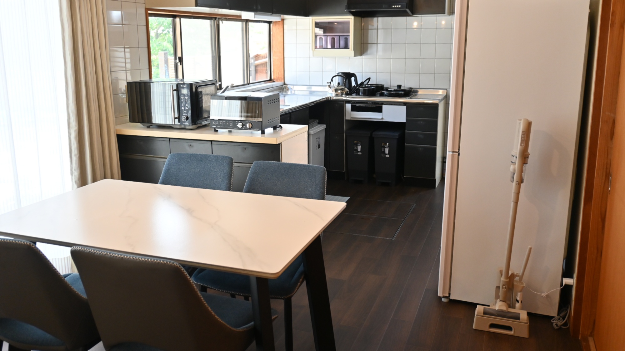 【キッチン】出来た料理がすぐ食べられるダイニングスペース。楽しい時間になる事間違いなし！