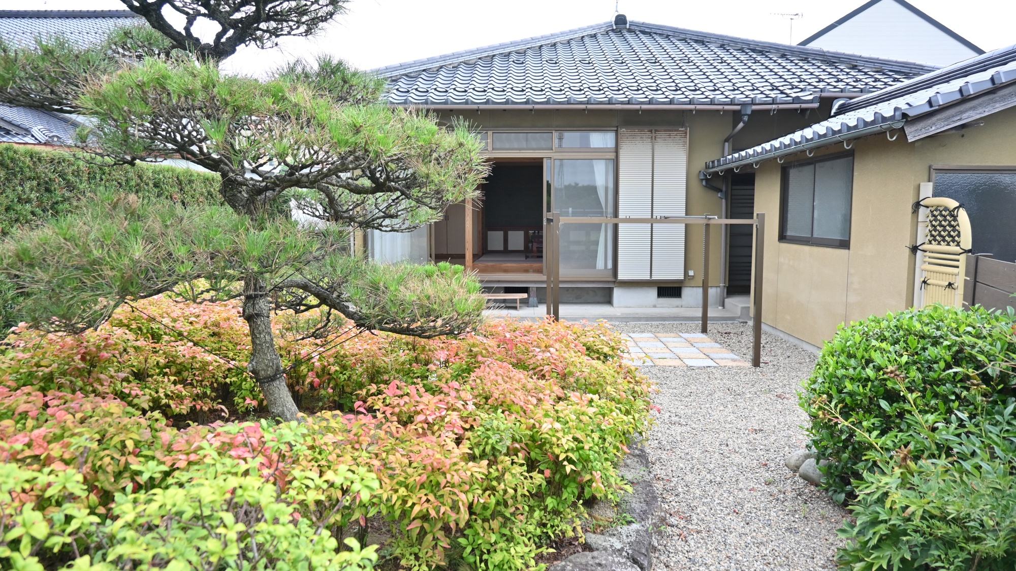 【外観】日常と非日常の狭間を行き来しているような、隠れ家的な雰囲気を持つ当館。