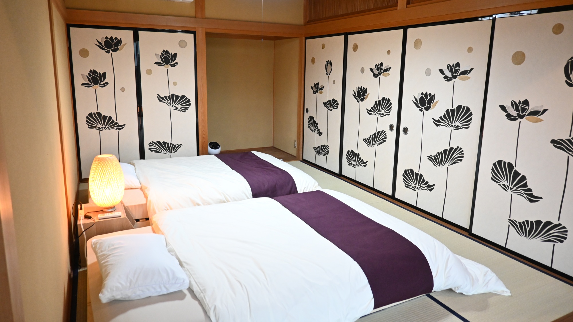 【客室】蓮の影絵が印象的な6畳の客室。押し入れもあるので荷物置きにもどうぞ。