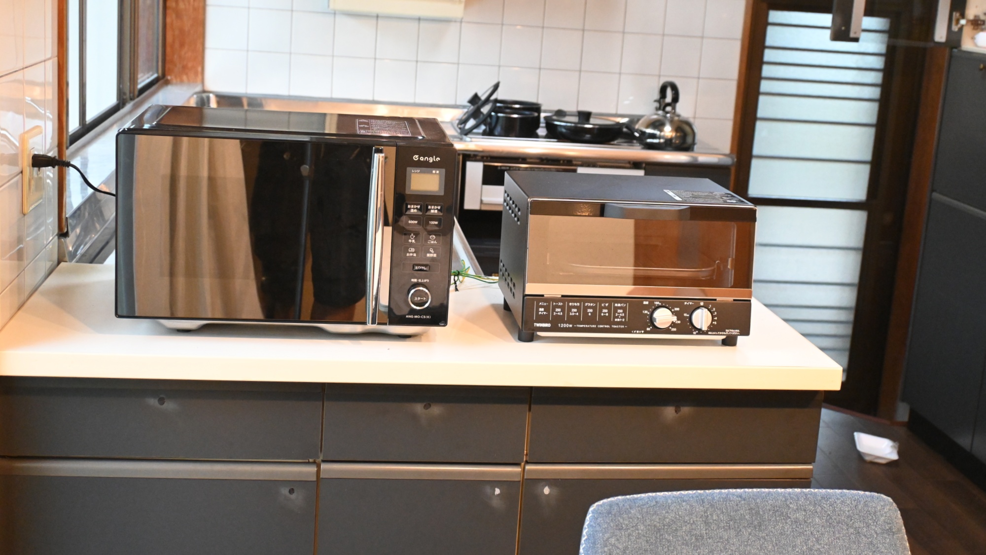 【キッチン】あると便利な電子レンジやトースターも設置。ご自由にお使いください。