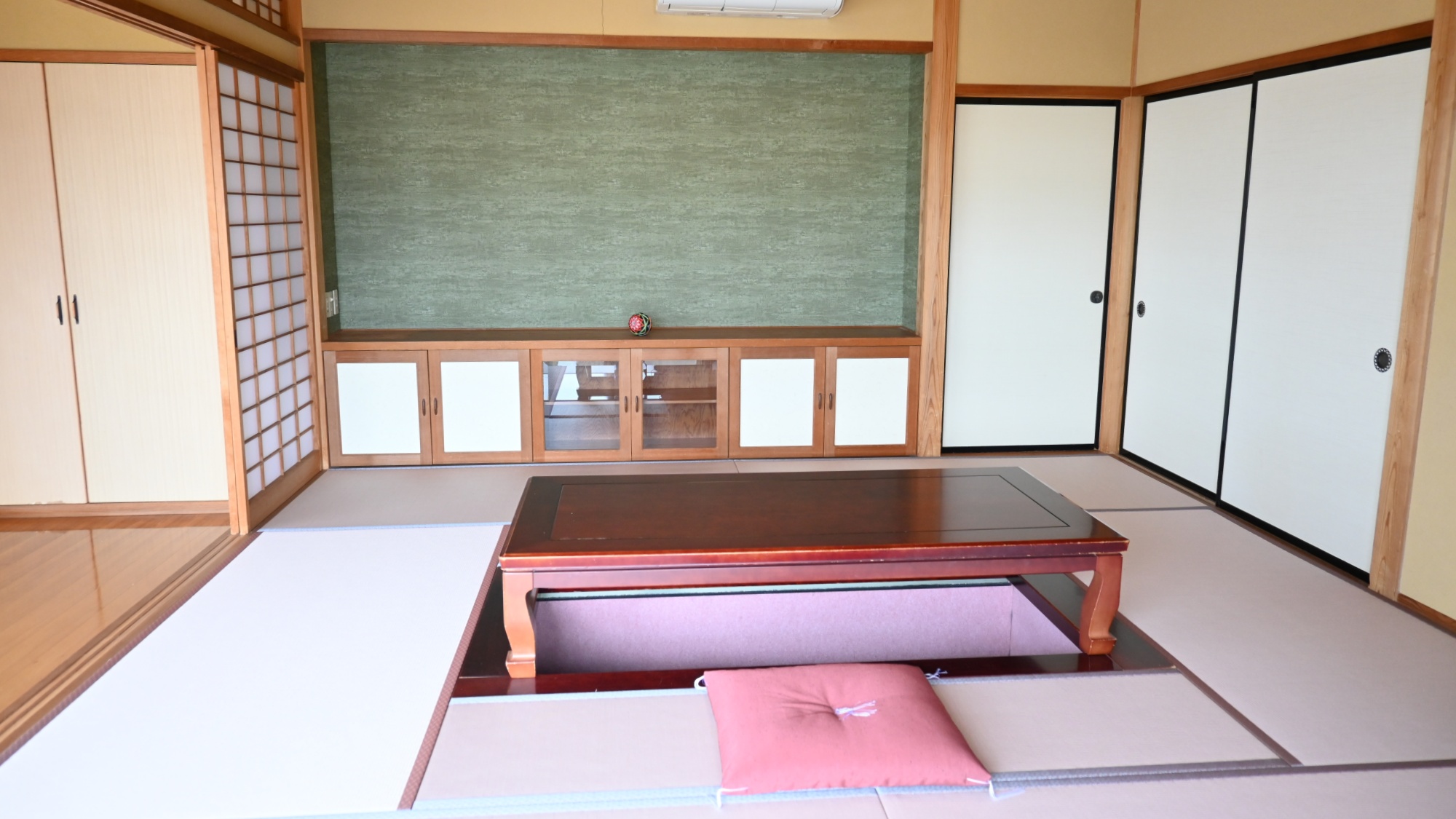 【居間】縁側の付いた和室の居間はお婆ちゃんちに遊びに来たよう。冬はコタツをご用意いたします。