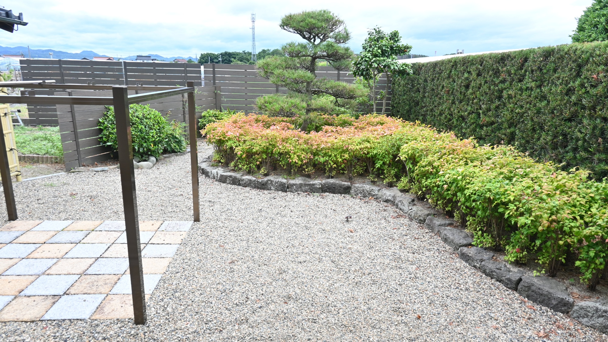 【居間】緑豊かな居間すぐそばのお庭。お洗濯物もこちらで干していただけます。