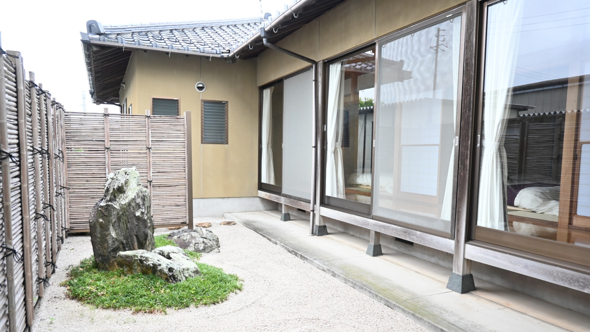 【廊下】水を用いず石や砂で山水の趣を表現した枯山水の庭。眺めるだけで都会の喧騒を忘れられます。