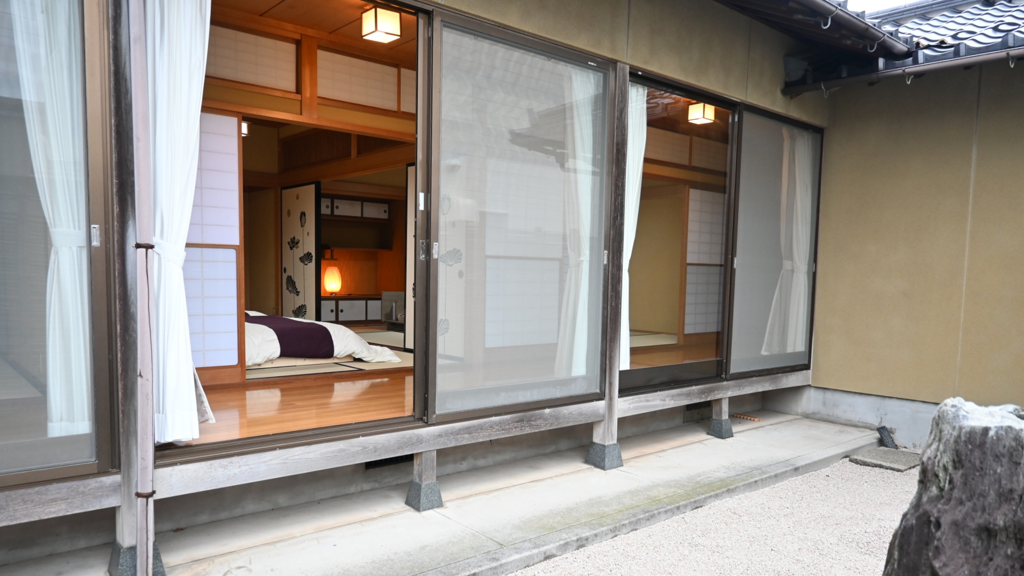 【廊下】縁側に座りながら、"何もしない贅沢"を楽しむ・・・。そんな滞在もオススメです。