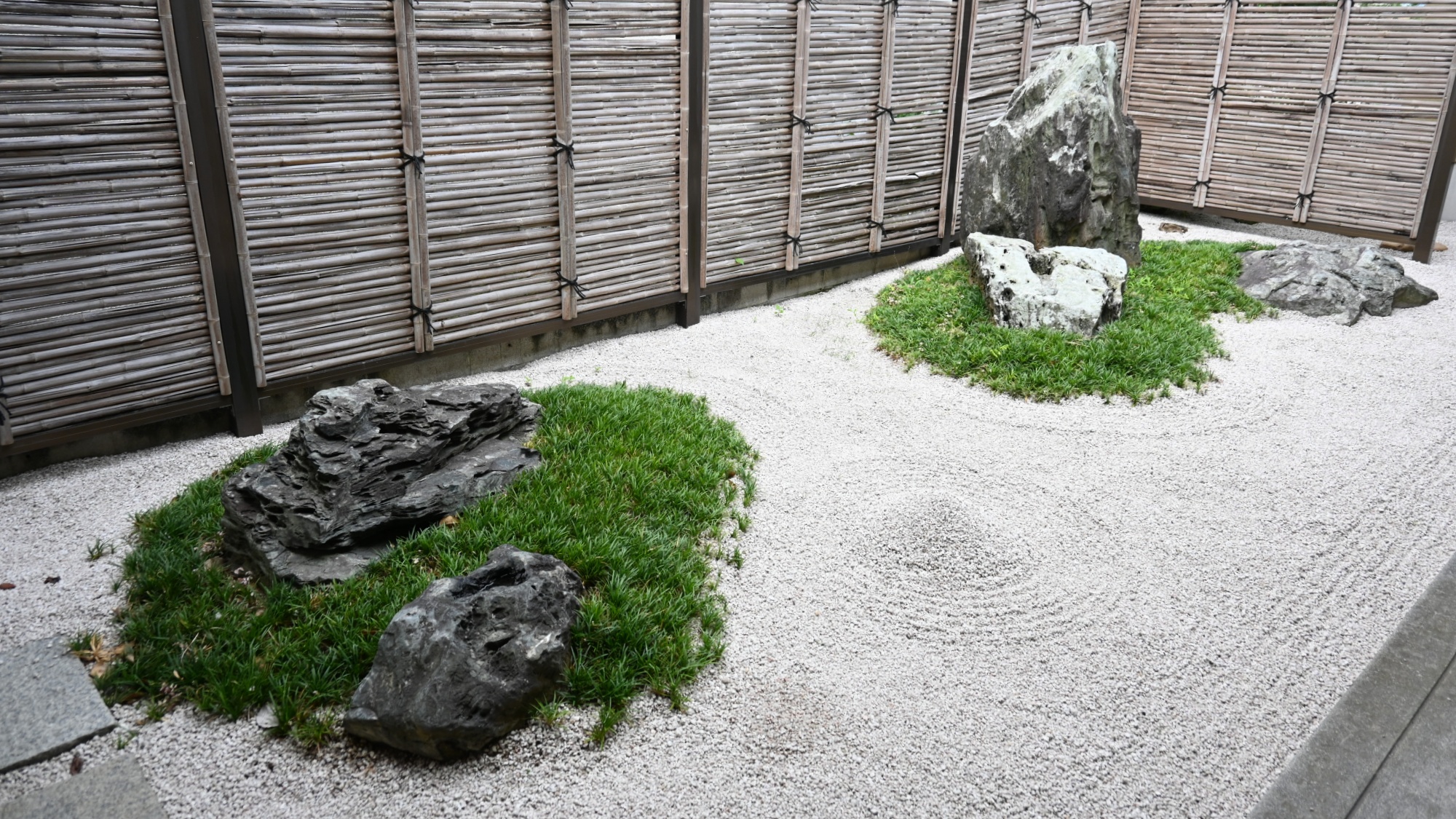 【廊下】渡り廊下では職人さんに手入れしてもらっている枯山水のお庭を。眺めているだけで心が安らぎます。