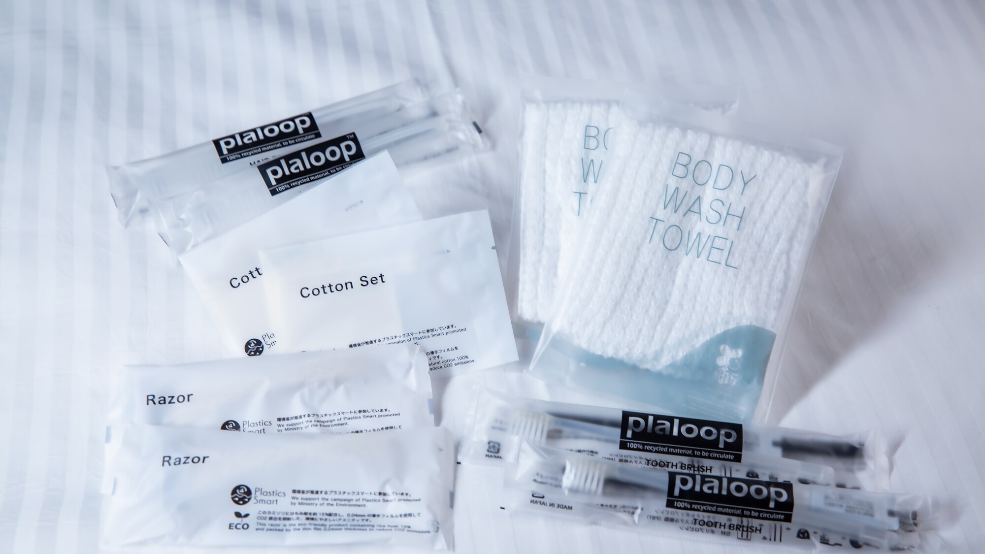 【アメニティ】コットン・歯ブラシ・ボディタオル・剃刀