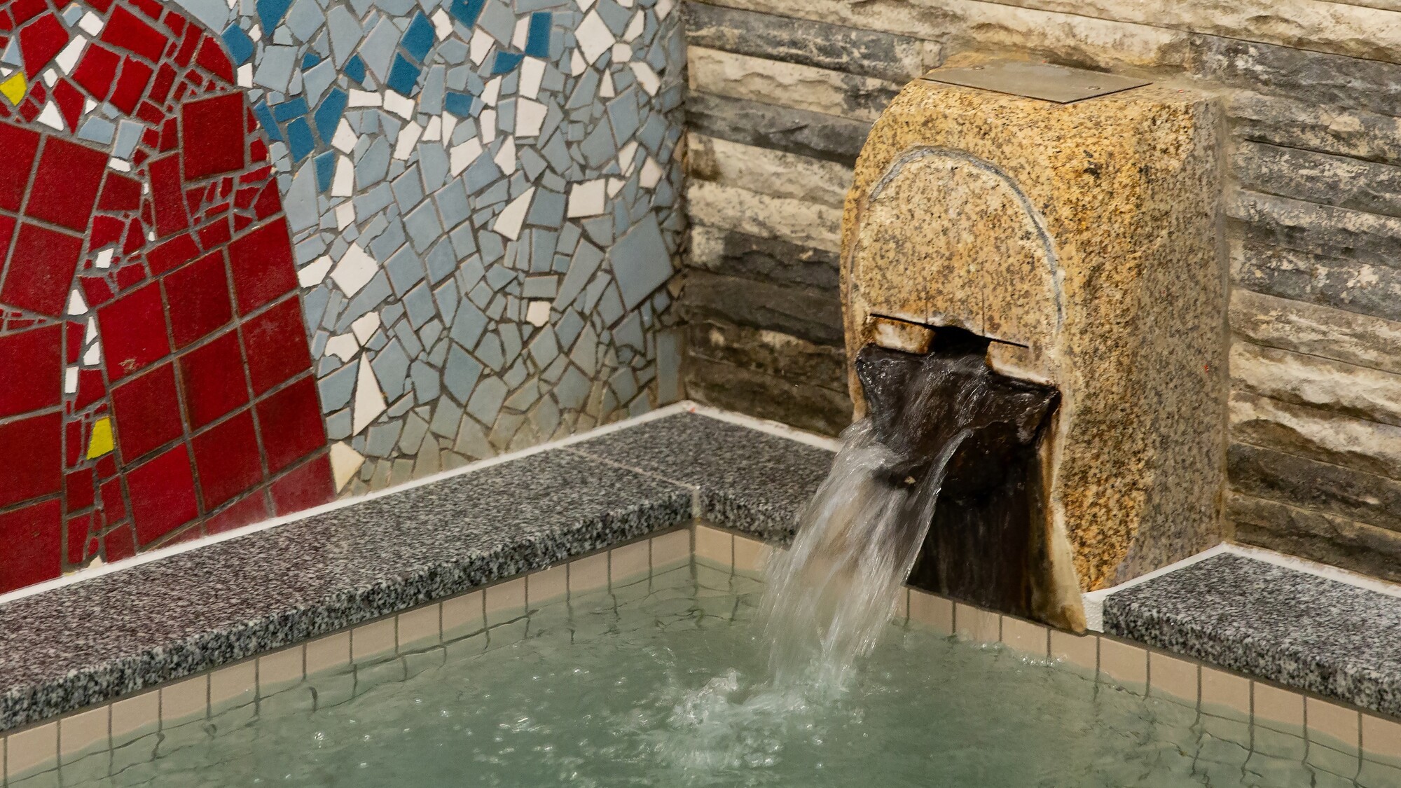 【大浴場】男湯　ご利用時間：６時〜９時／１５時〜２３時