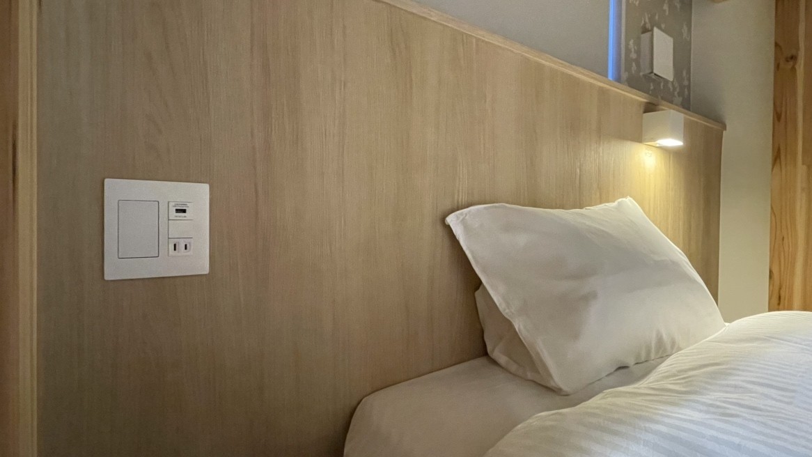【客室設備】枕元コンセント