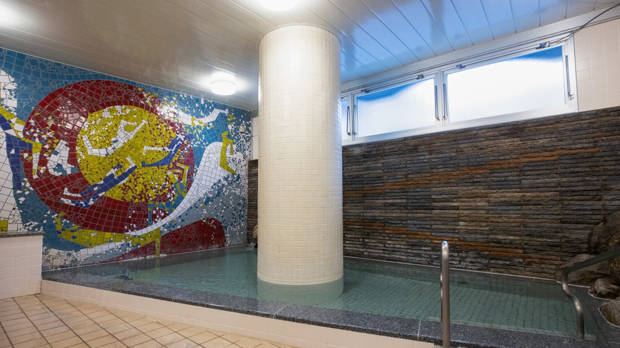 【大浴場】女湯　利用時間：６時〜９時／１５時〜２３時