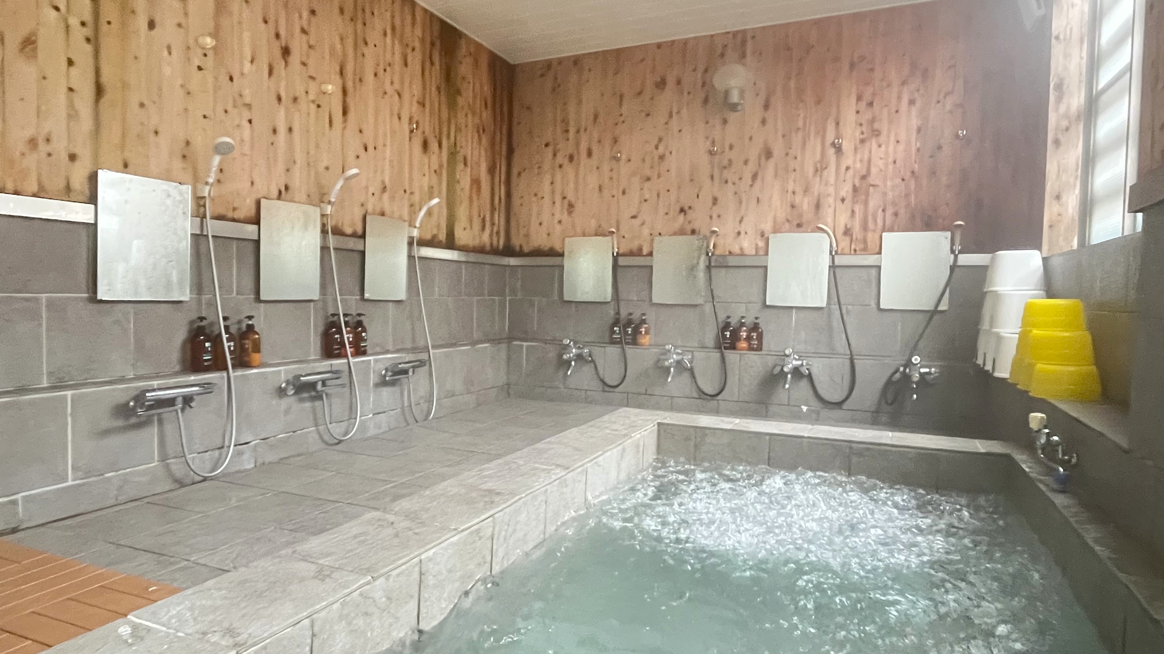 ジャグジーを備えた大浴場で、心も体もリラックスしてお過ごしいただけます。※日程によりご利用いただけない場合がございます。