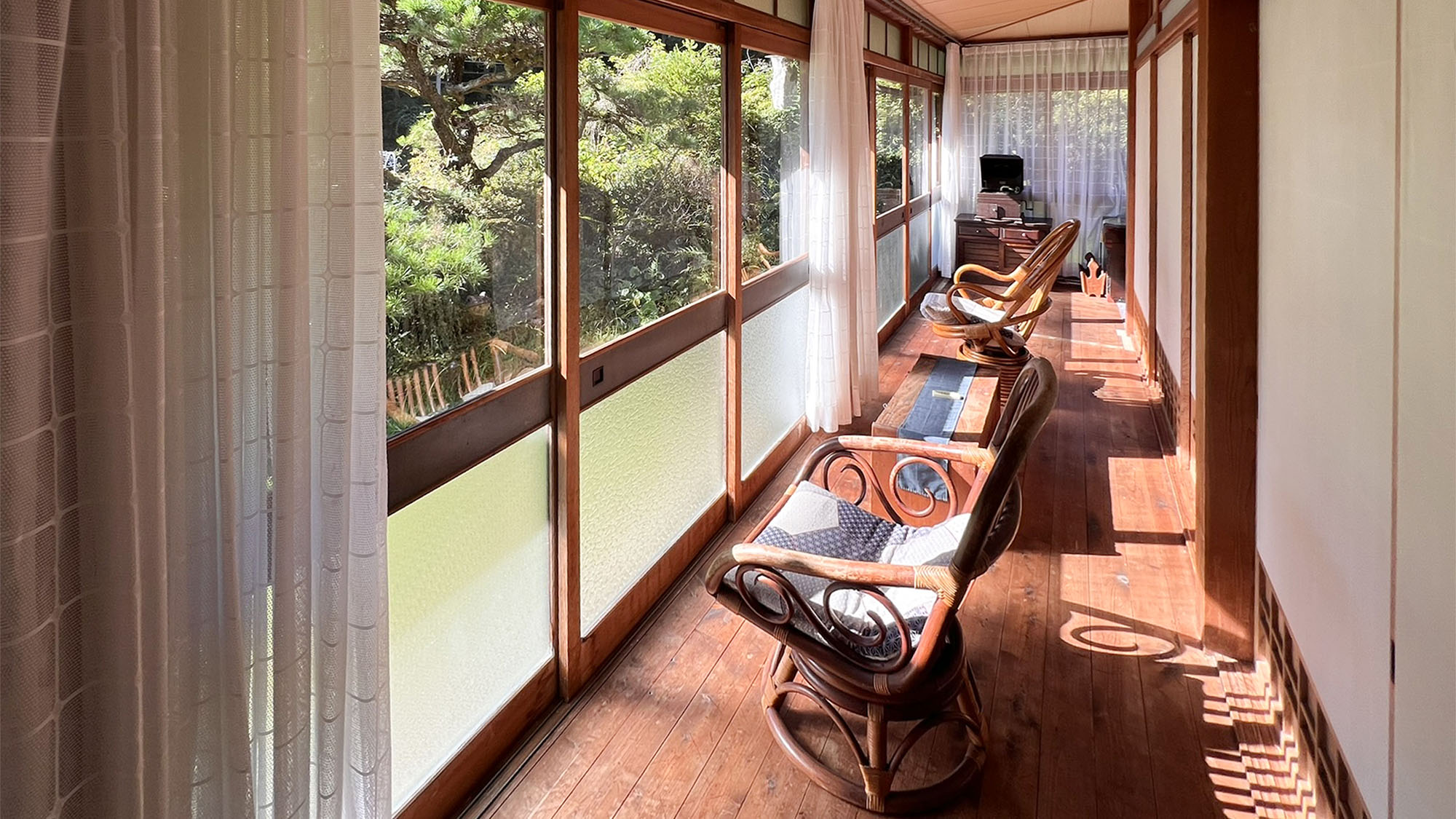・【縁側】窓辺の椅子に座り、お庭の景色を堪能。やわらかな日差しの中での読書は格別です