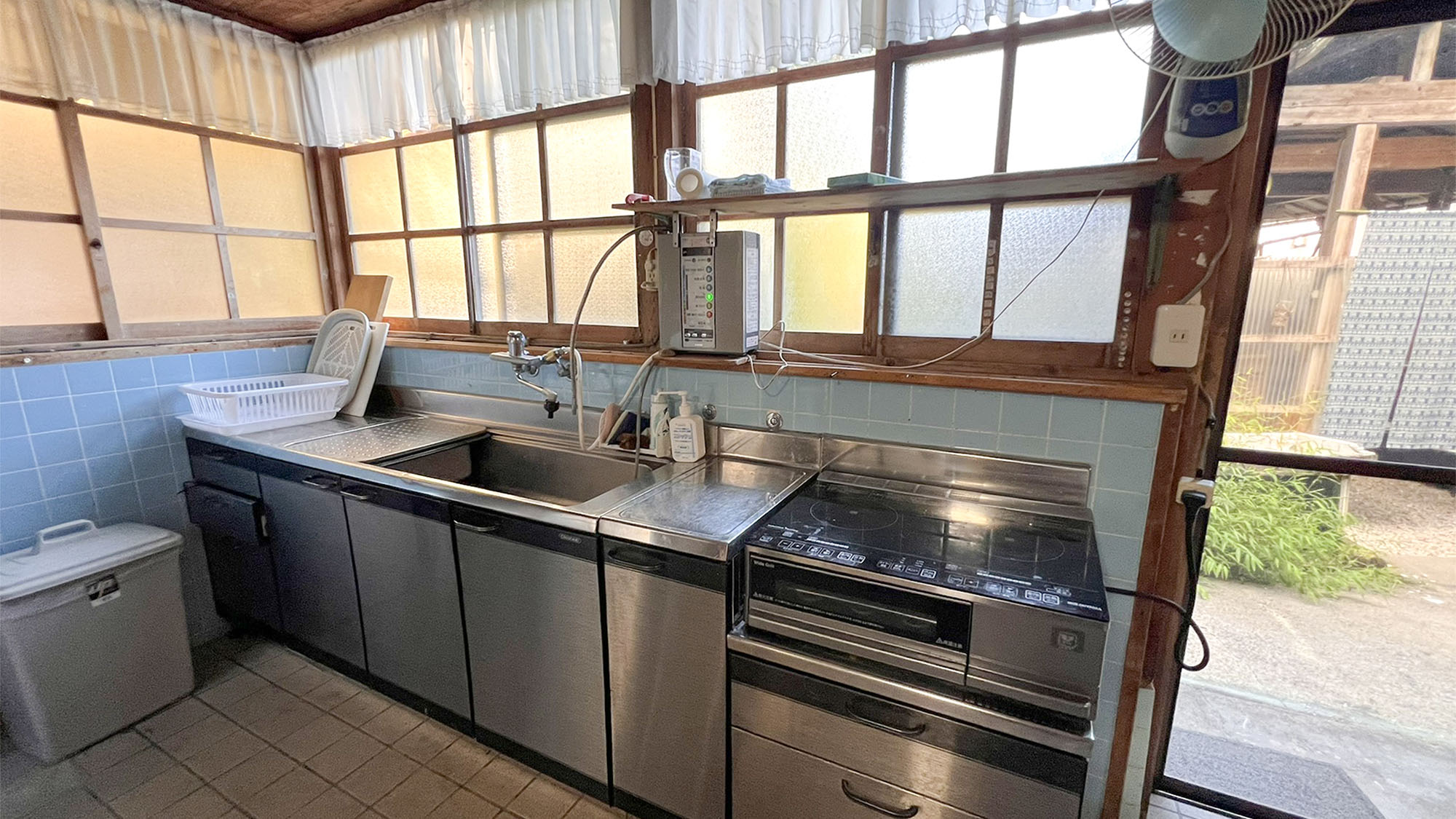 ・【キッチン】IHコンロを完備した、開放感のあるキッチン。大人数での本格的な料理にも対応可能です