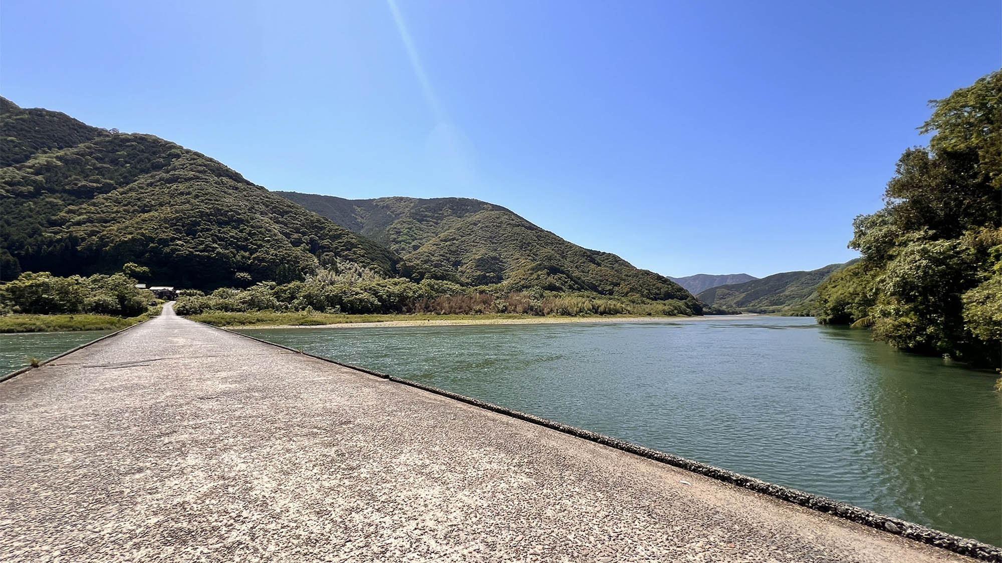・【風景】海は車ですぐそこ。気軽にアクセスして、美しい海岸線をお楽しみください