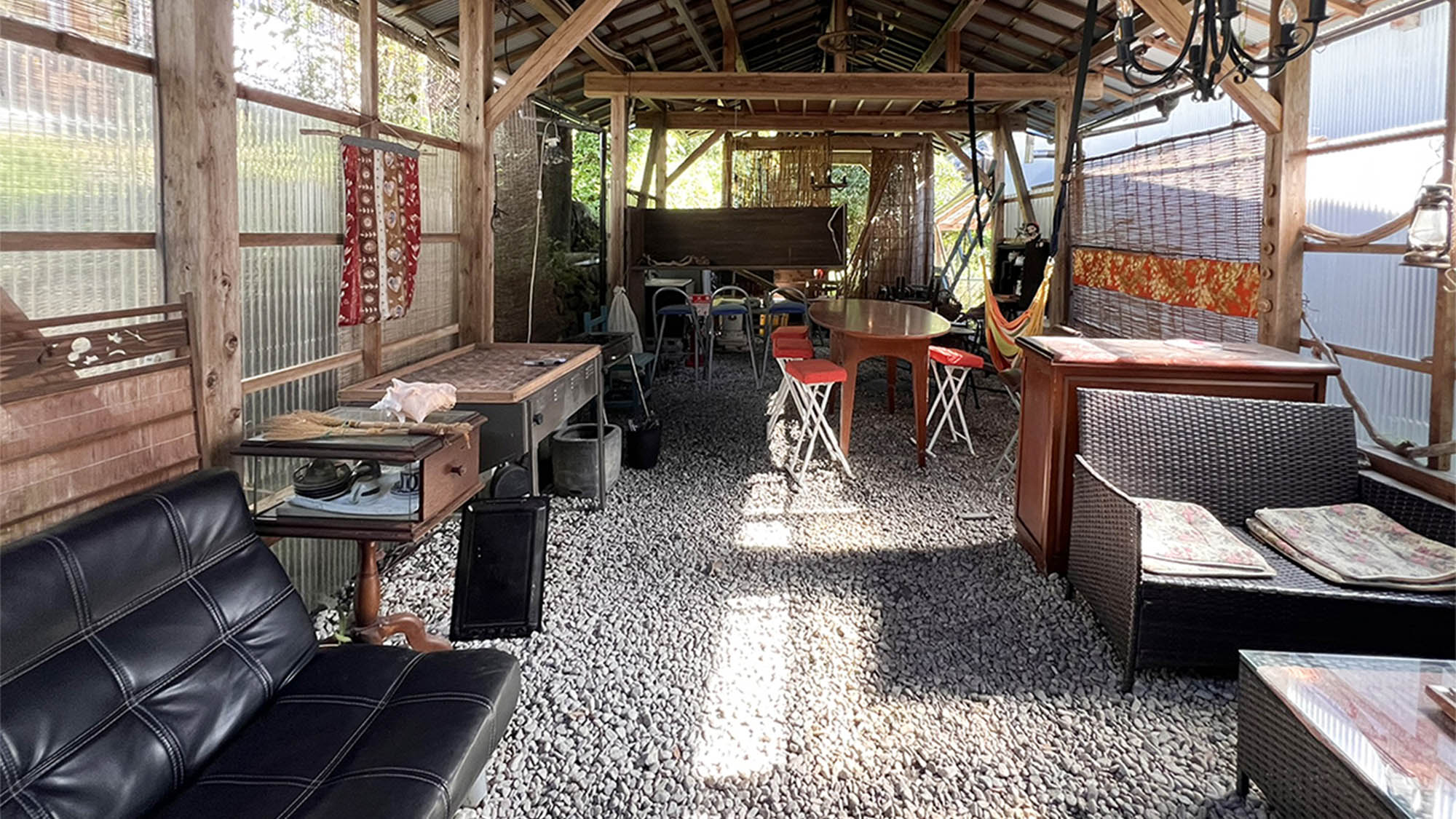 ・【BBQエリア】屋根付きだから雨でも安心。天候を気にせず、快適BBQを楽しめます