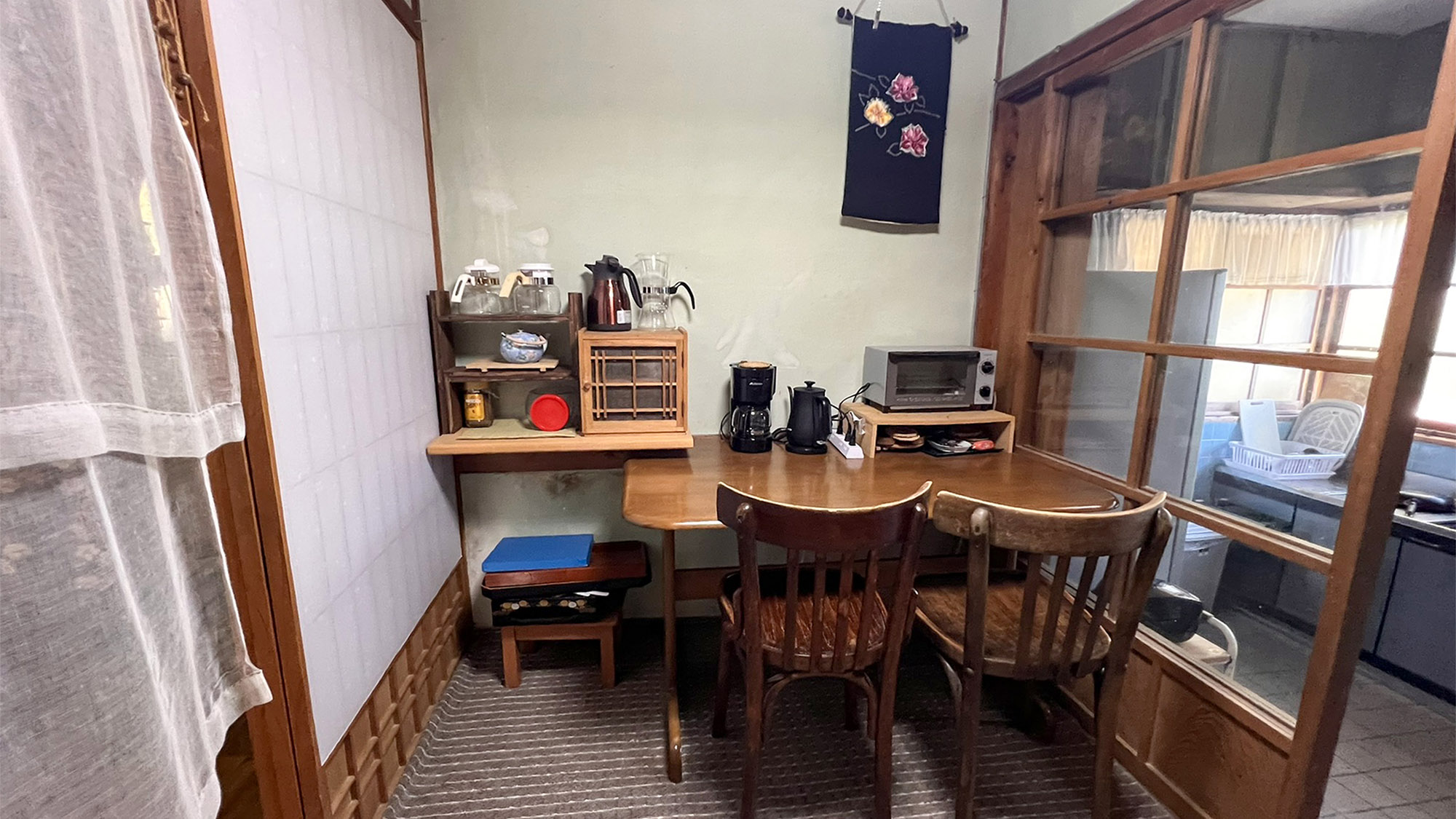 ・【キッチン】朝食の準備も安心。トースターとコーヒーメーカー完備で、手軽に美味しい朝ごはんをどうぞ