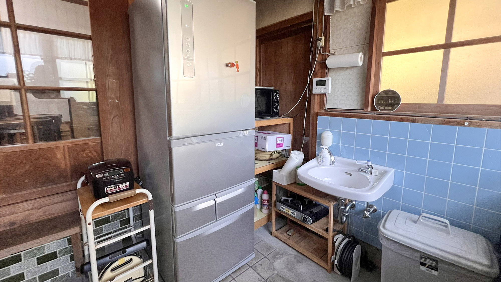 ・【キッチン】炊飯器、大型冷蔵庫を完備。食材をたくさん買い込んでも安心、長期滞在にも最適です