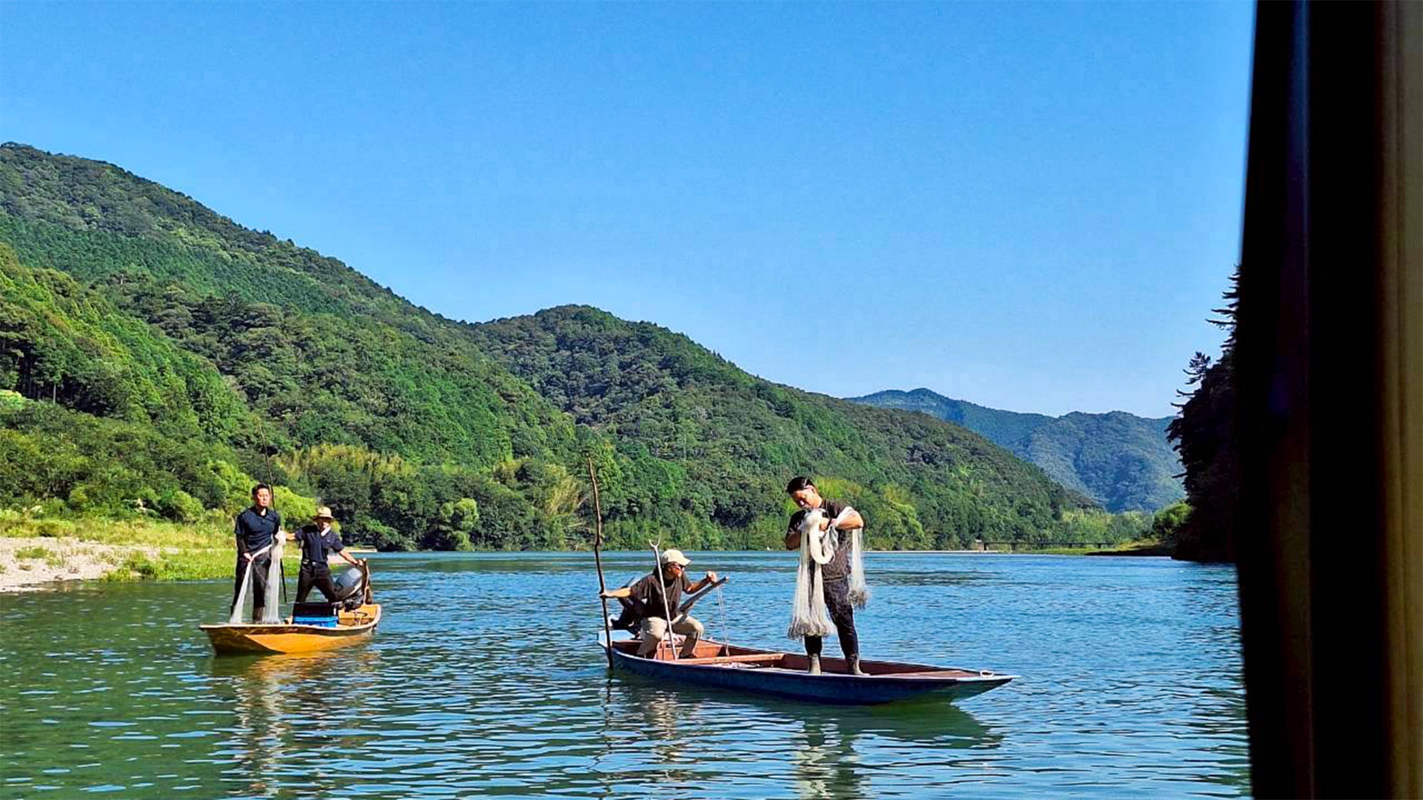 ・【風景】美しい山々と清らかな川が広がる、自然豊かなロケーション。心癒されるひとときを