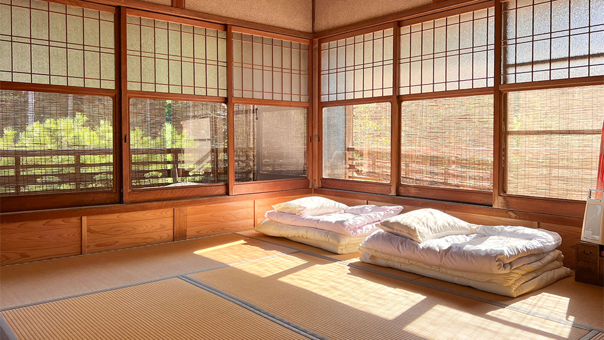 ・【寝室】窓の外には穏やかな景色。やわらかな日差しが差し込み、清々しい目覚めを演出します