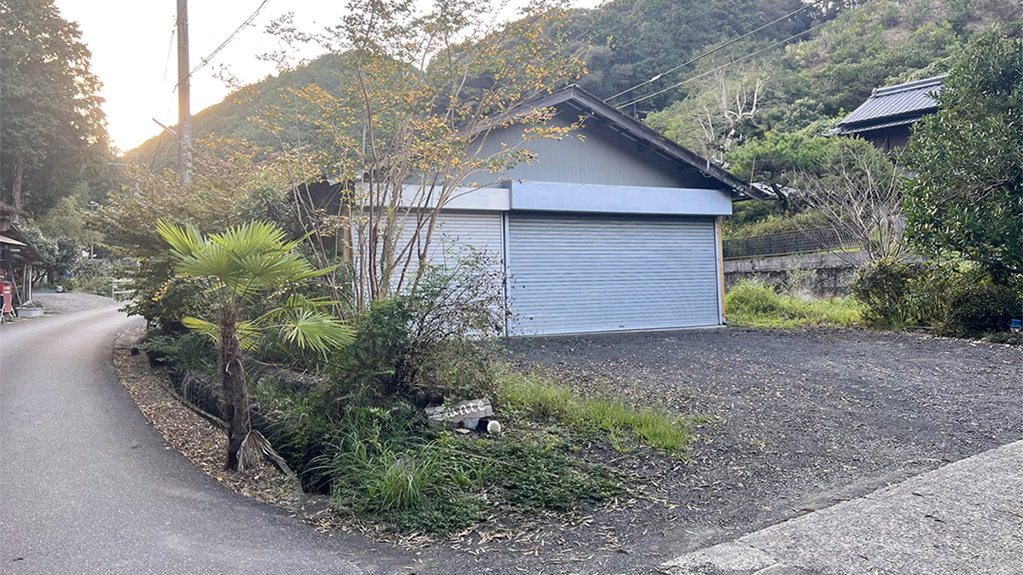 ・【ガレージ】Sunteの看板が目印。古民家を再生して生まれた温もりあふれるゲストハウスです