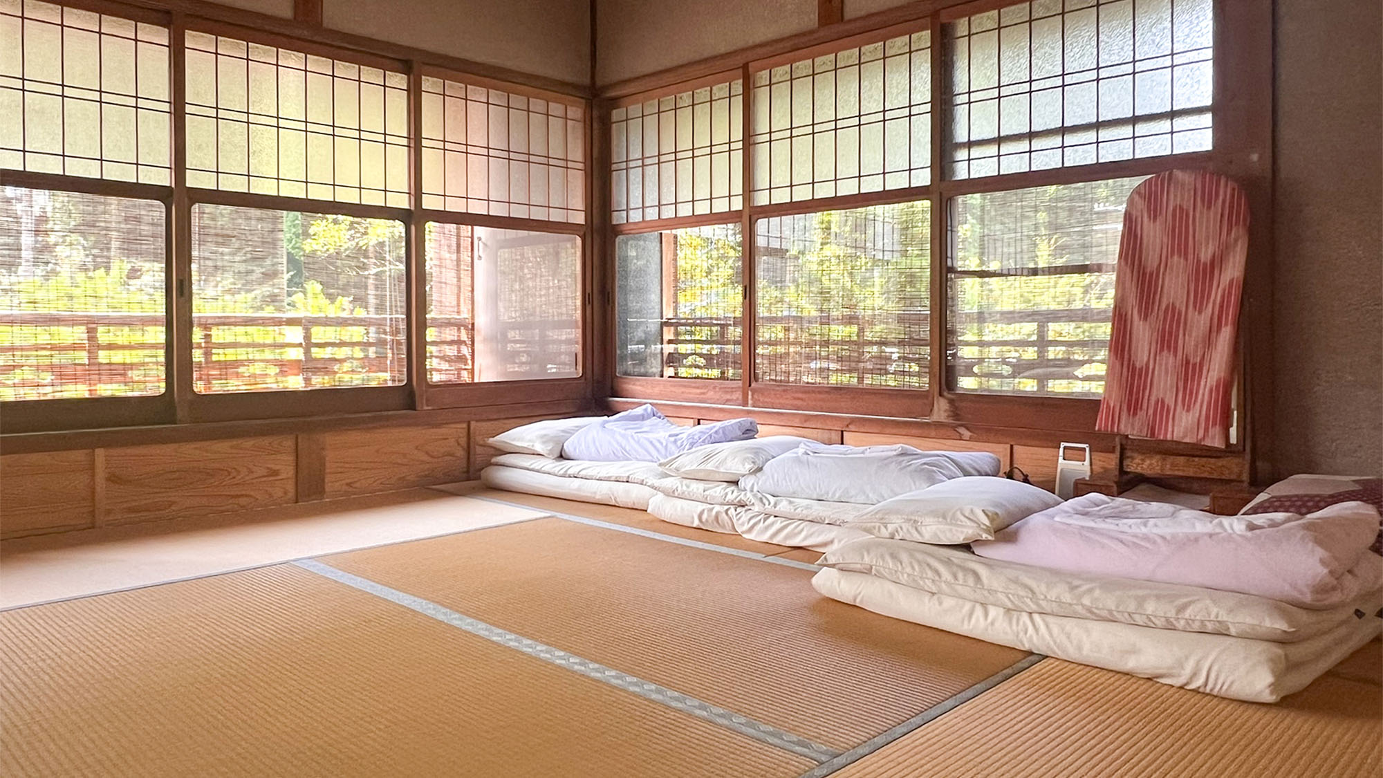 ・【寝室】深呼吸したくなる畳の香り。夜はお布団を敷いて、心ゆくまでお寛ぎください