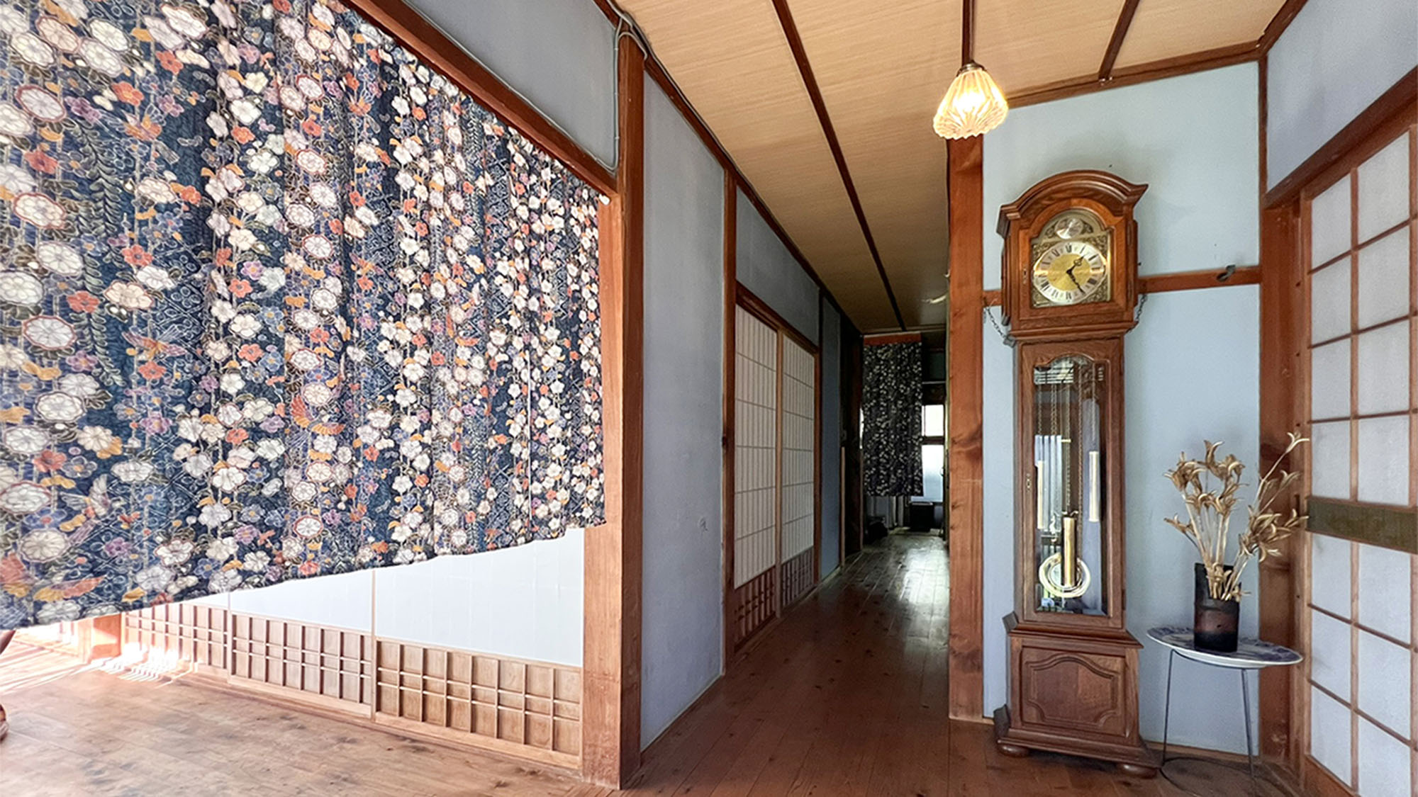 ・【廊下】大きな振り子時計とアンティークな灯りが、古民家の風情を一層引き立てます