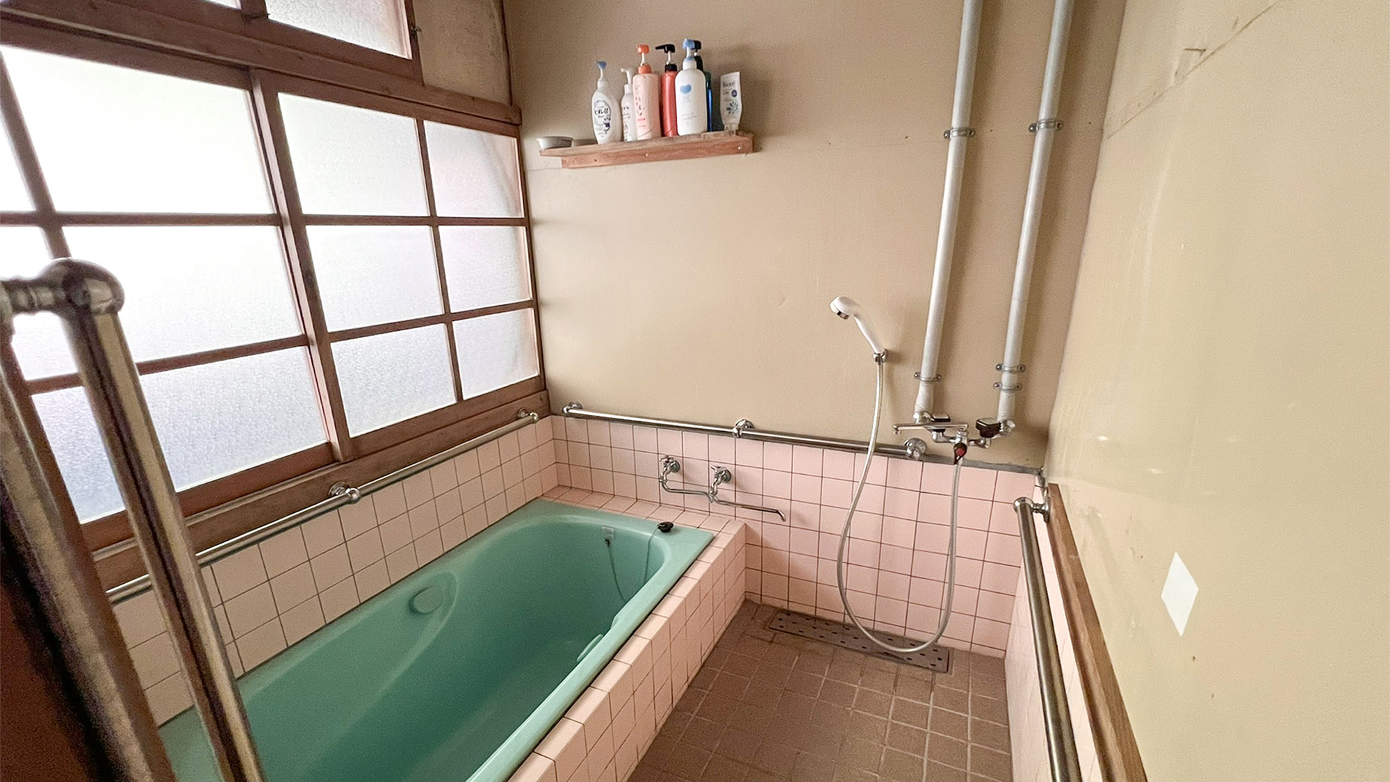 ・【バスルーム】広々とした手すり付きバスルーム。お年寄りの方も安心してご入浴いただけます