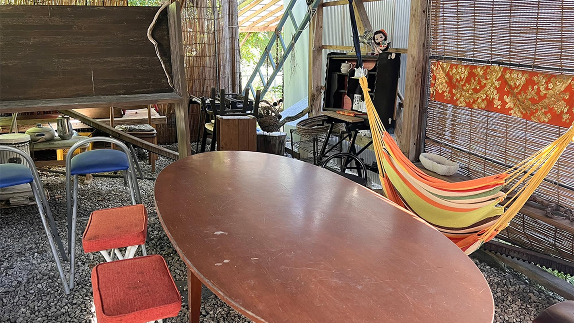 ・【BBQエリア】グループ利用に最適。秘密基地気分を味わえる空間で、みんなで座れる椅子が揃っています