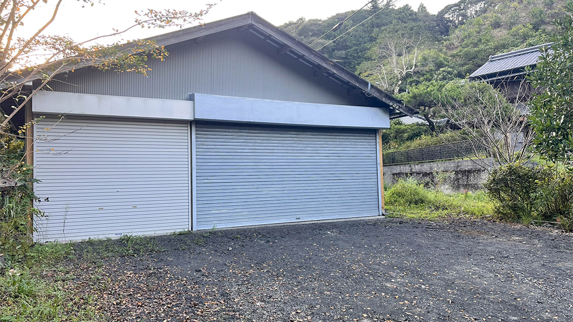 ・【ガレージ】駐車場は、3台まで無料。グループでのご宿泊もおすすめです