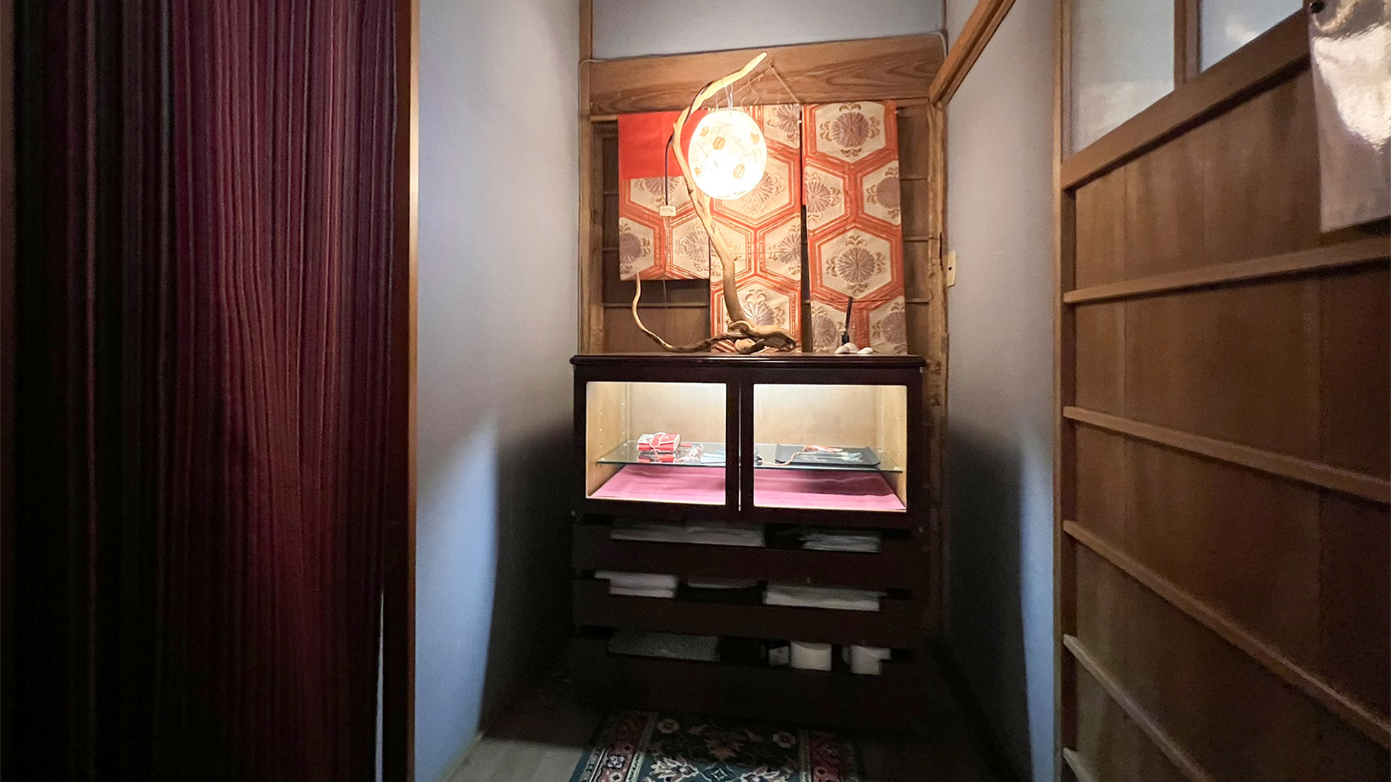 ・【インテリア】古民家ならではの風情を演出する、趣あるインテリア。非日常を体験ください