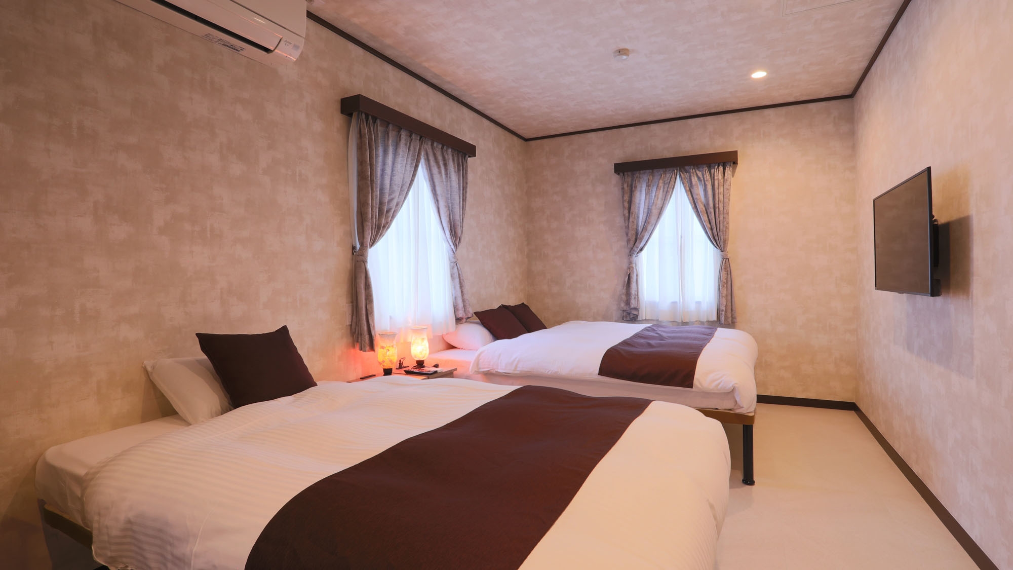 スーペリアダブル◇クイーン+セミダブルベッド