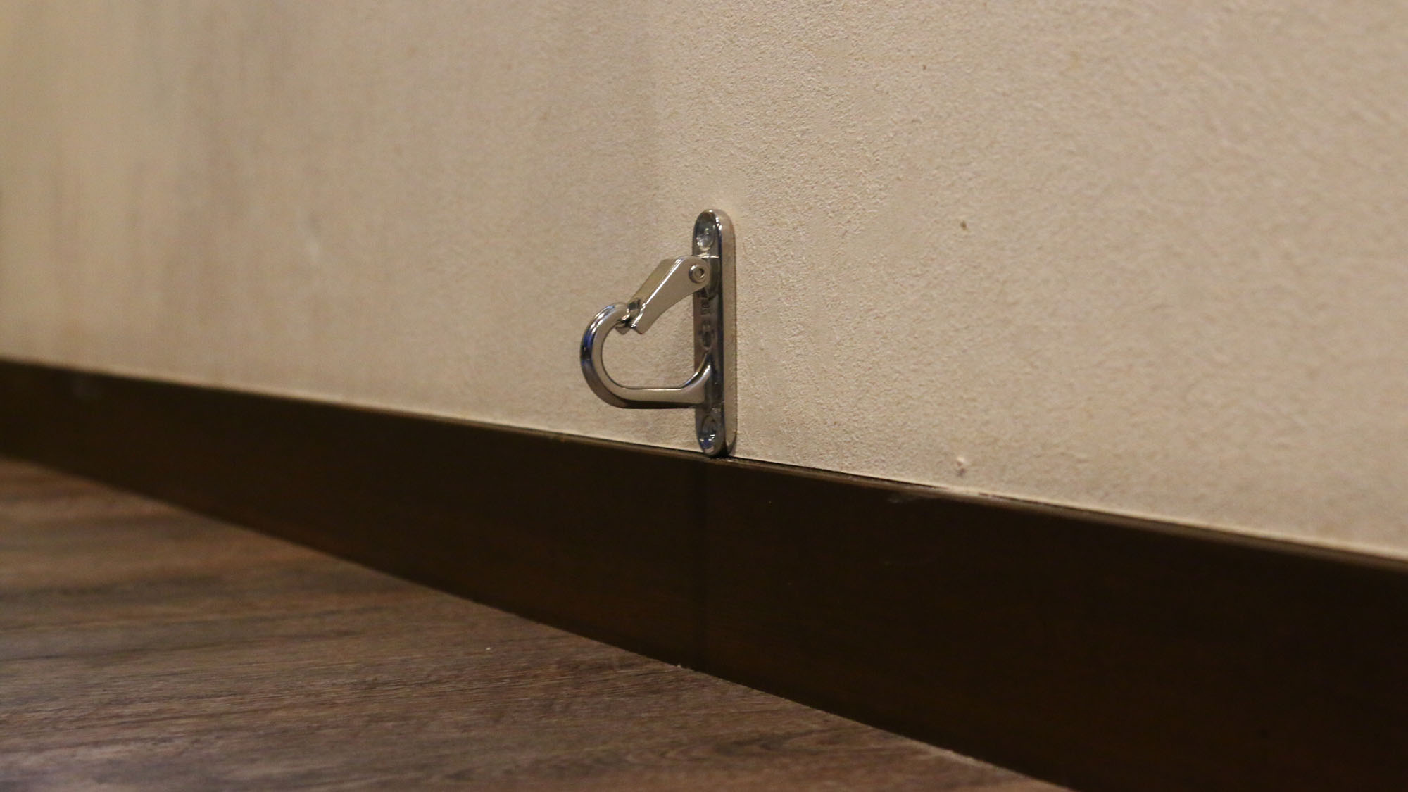 館内◇レストランにあるペット用のリードフック*