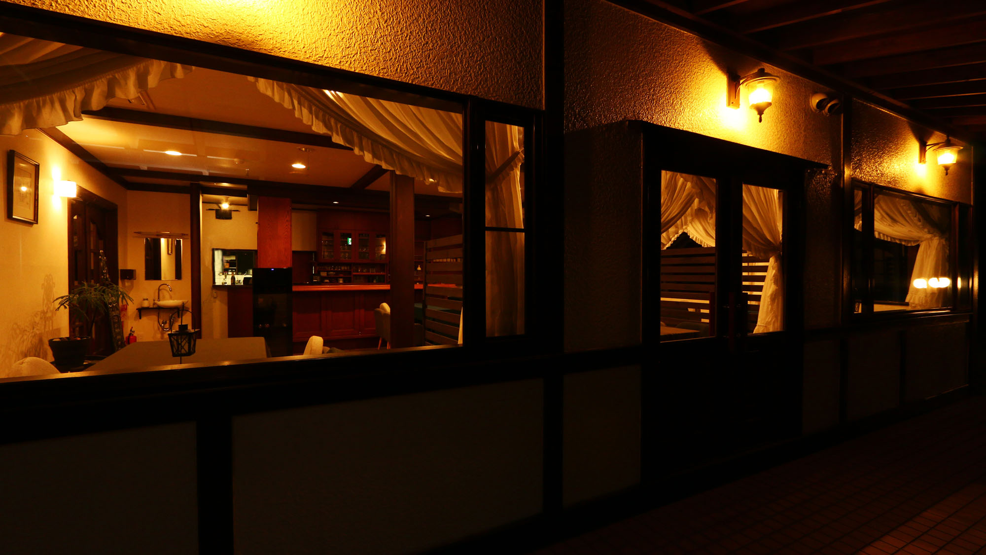 施設◇夜のレストランの雰囲気
