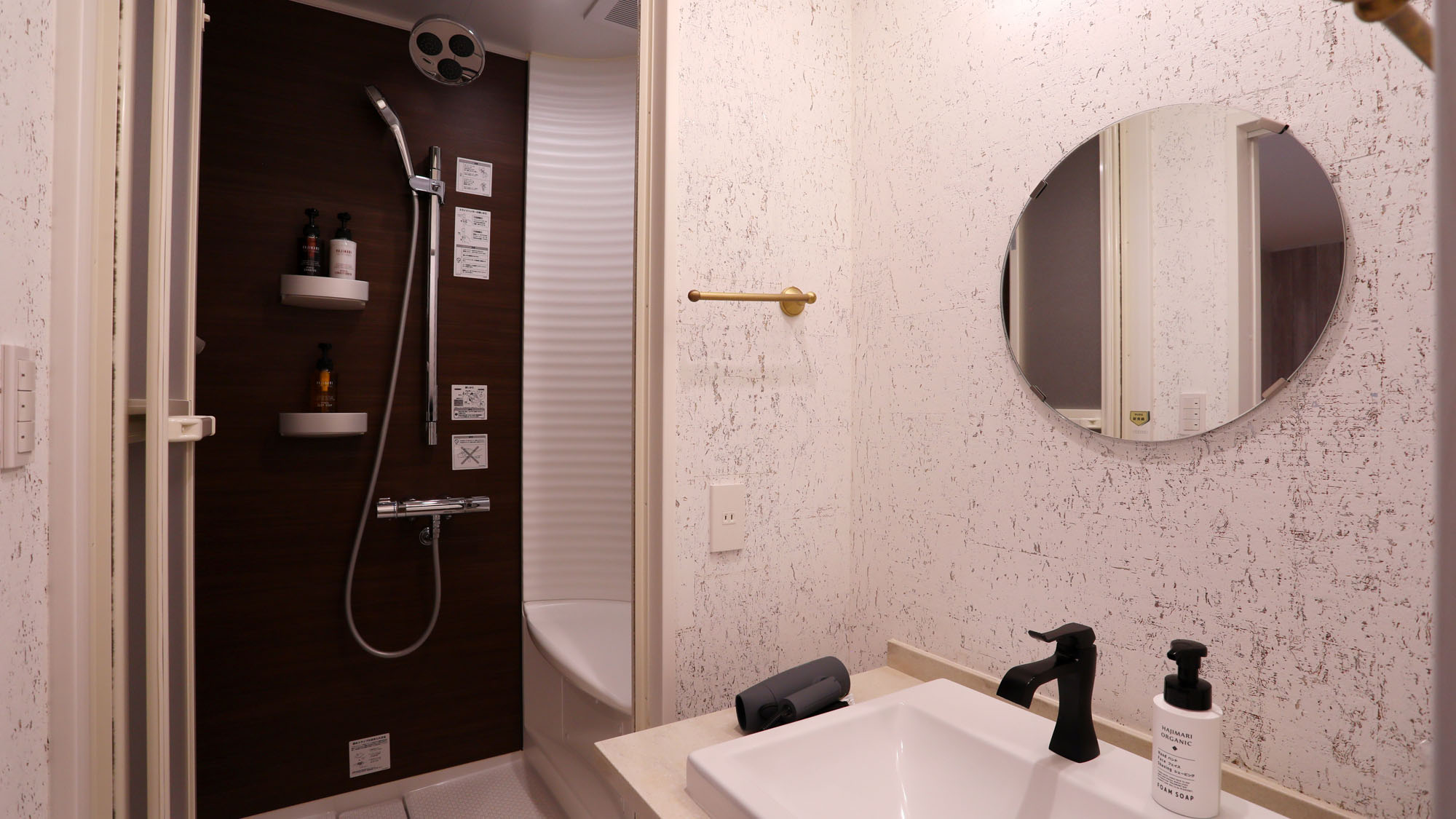 客室◇スタンダードダブル◇クイーンサイズベッドの客室のシャワーブースの一例*　