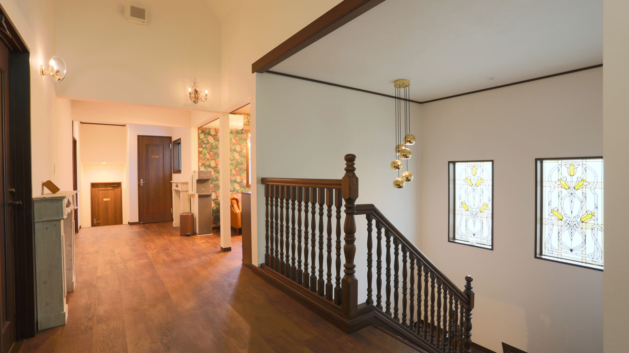 館内◇広々とした2階廊下と2階までの階段*