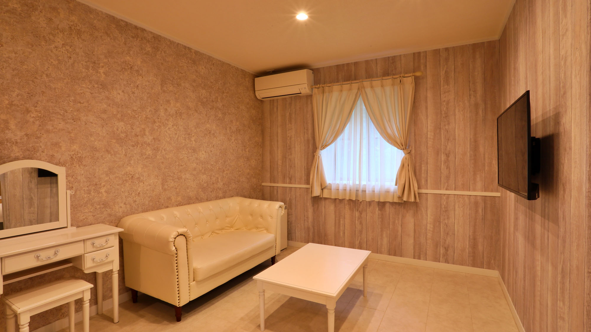 客室◇スタンダードダブル◇クイーンサイズベッドの客室の一例*　　